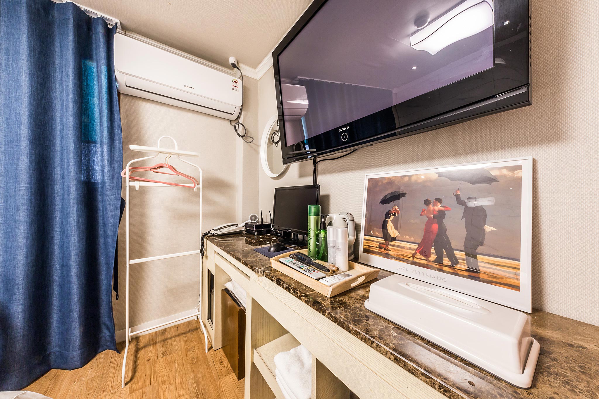 room detail thumbnail 2