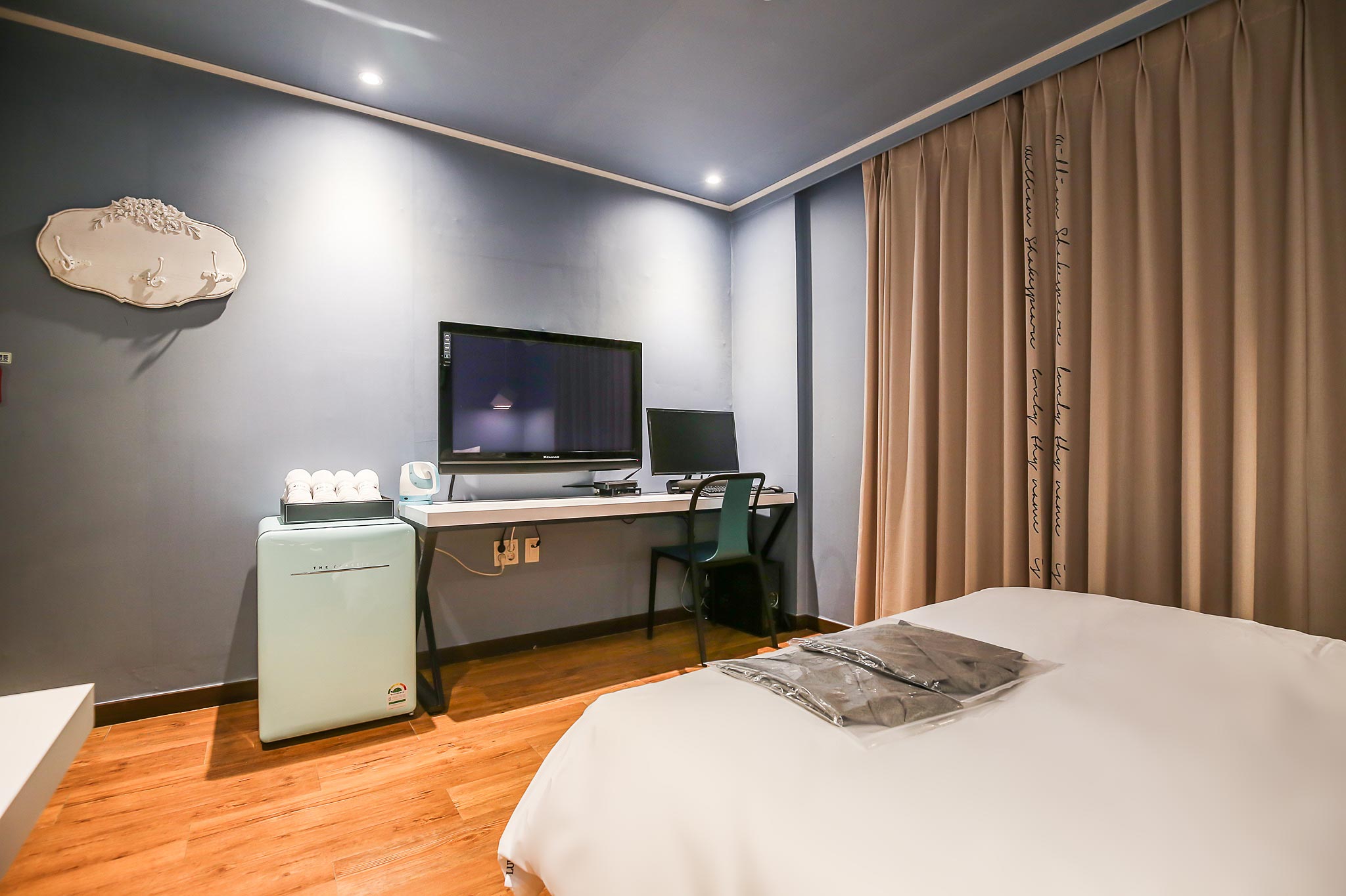 room detail thumbnail 2