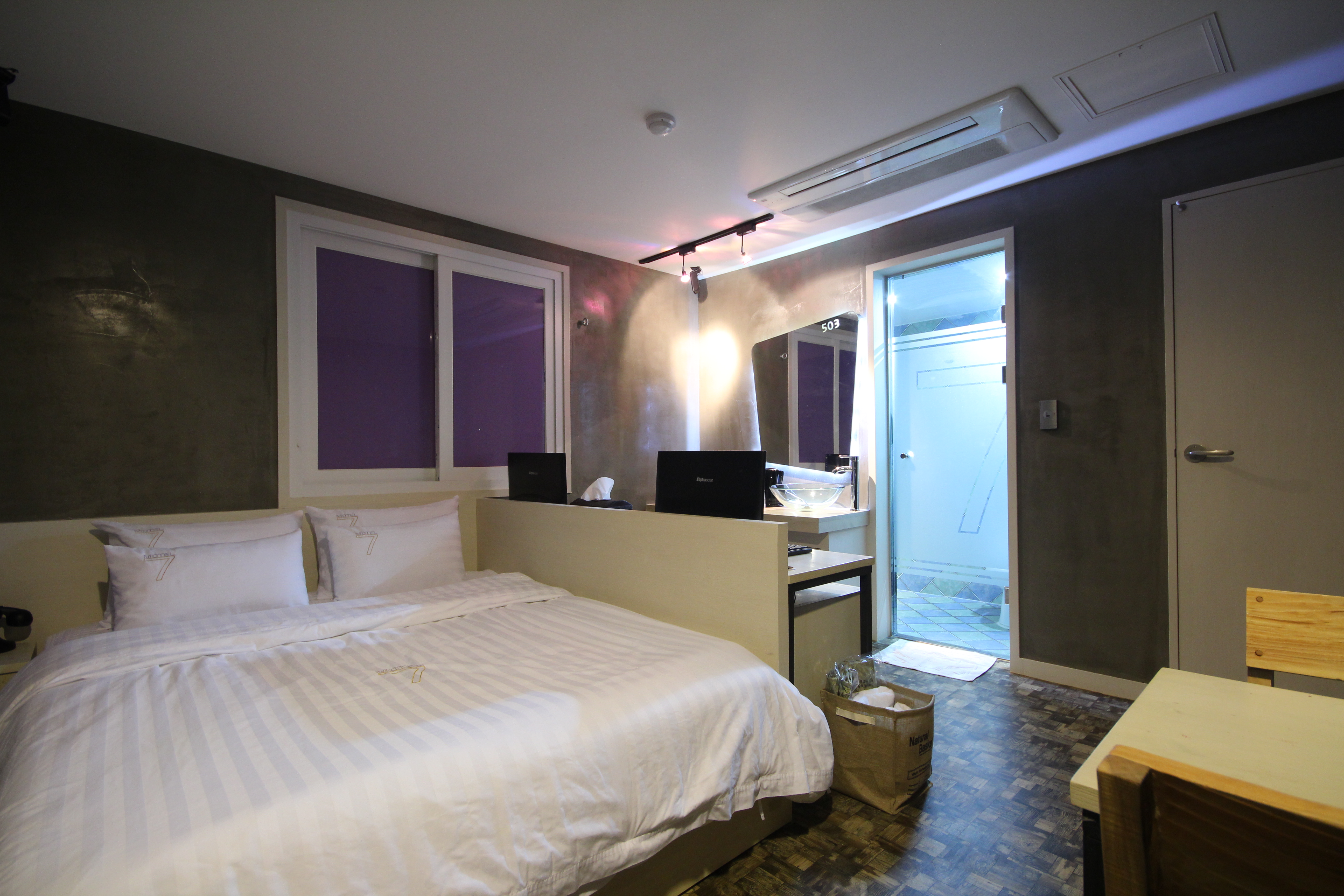 room detail thumbnail 1