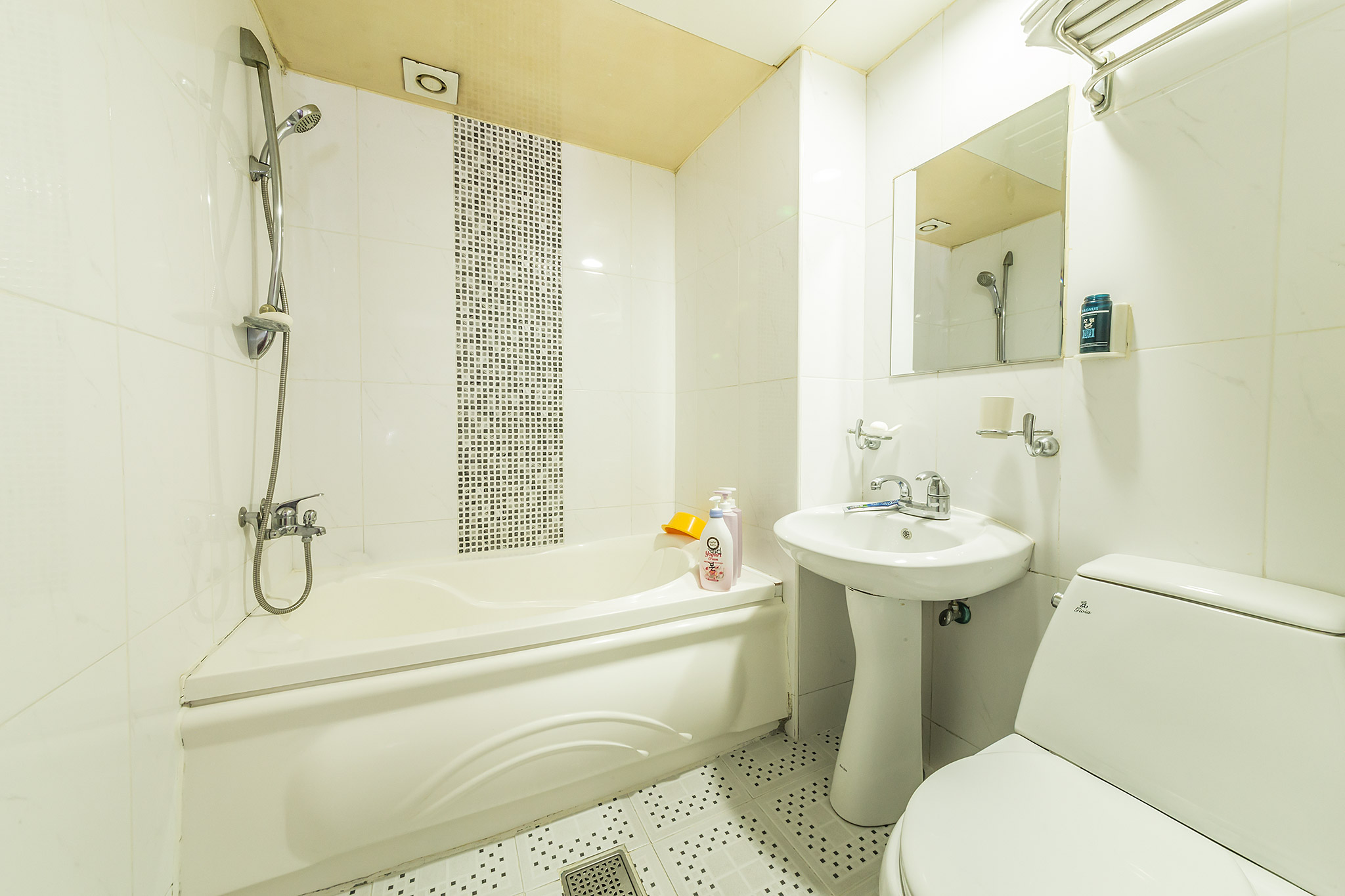 room detail thumbnail 2