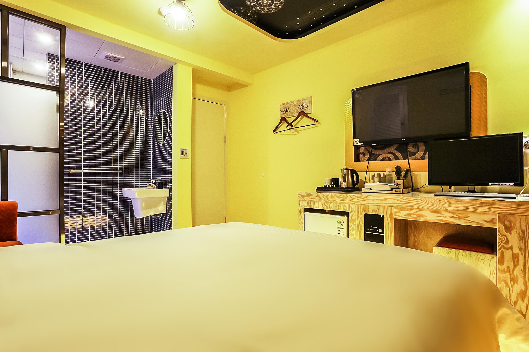 room detail thumbnail 2