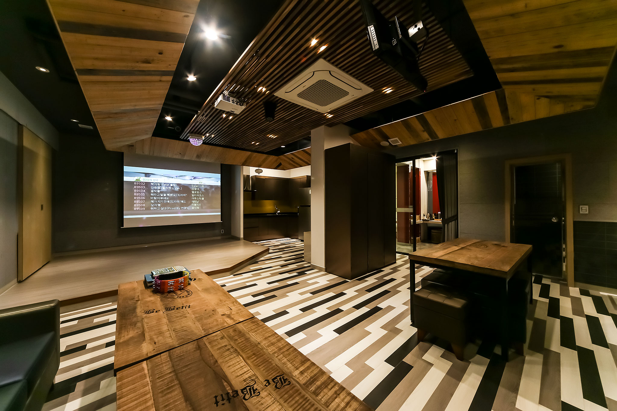 Royal Suite Room(트윈, 스타일러 구비, 스크린, 노래방)