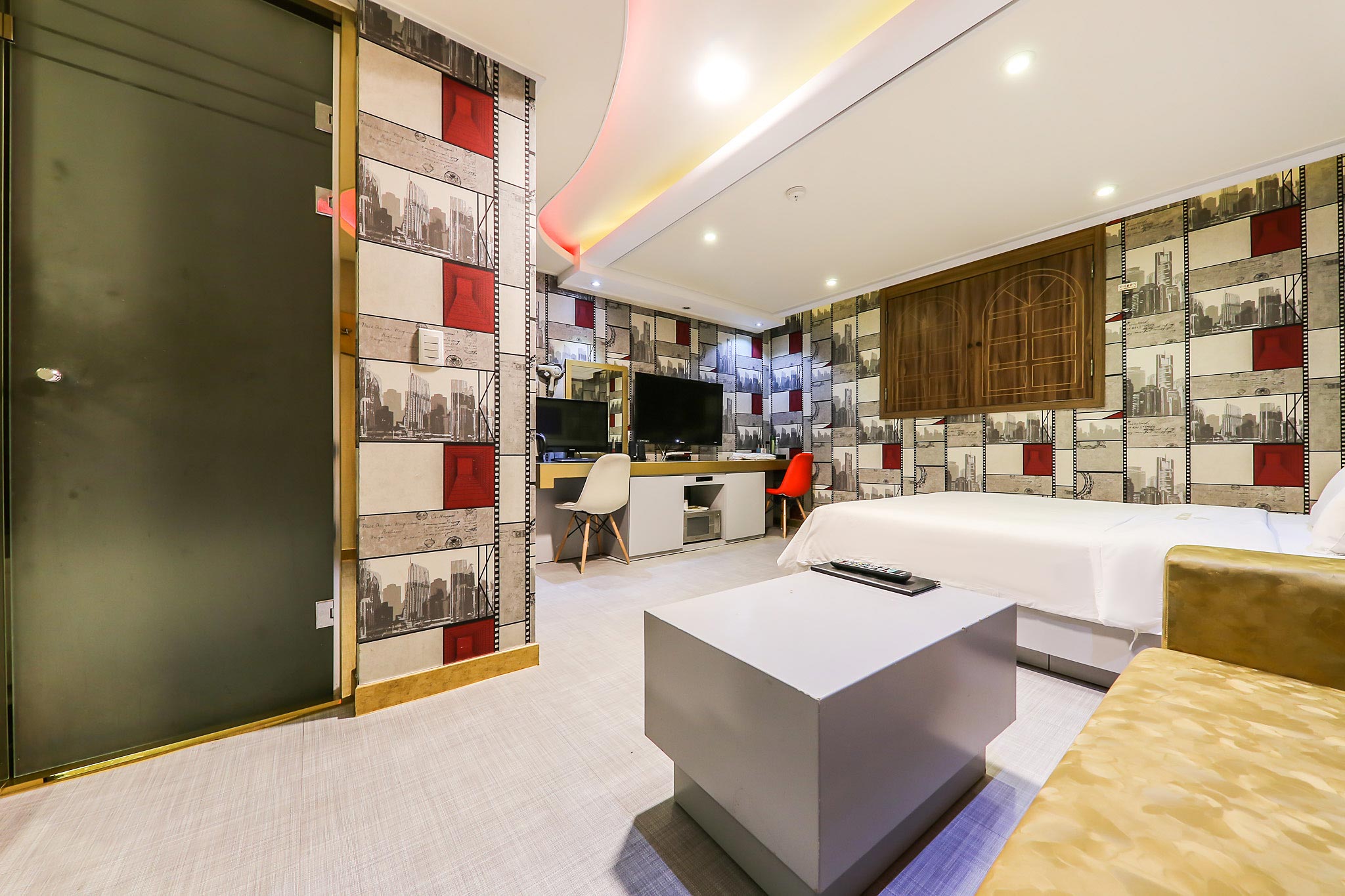 room detail thumbnail 2