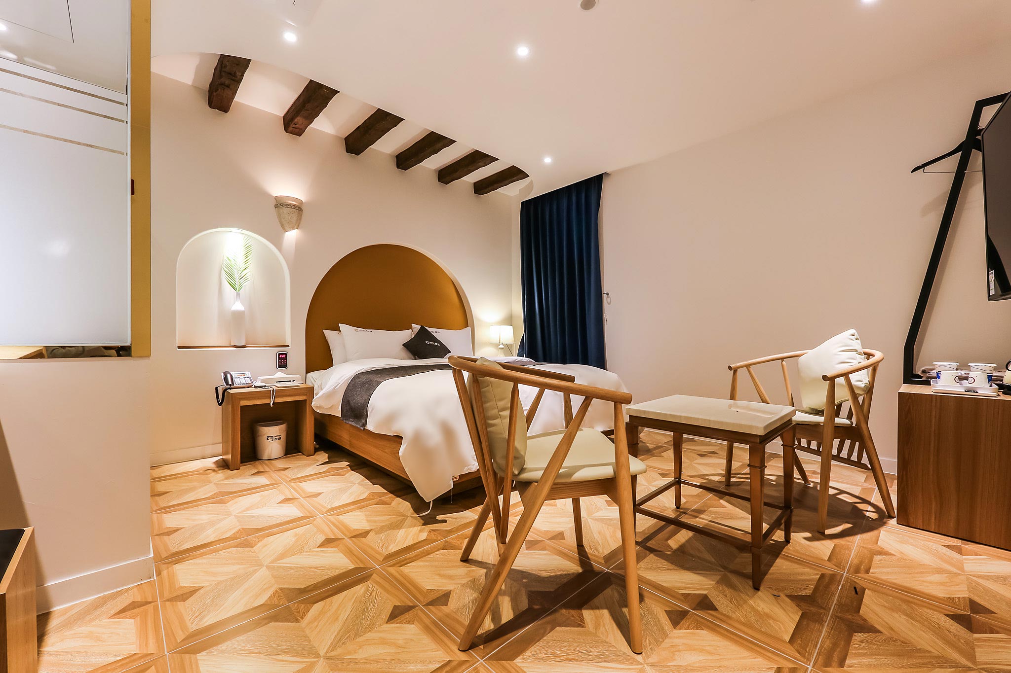 room detail thumbnail 1