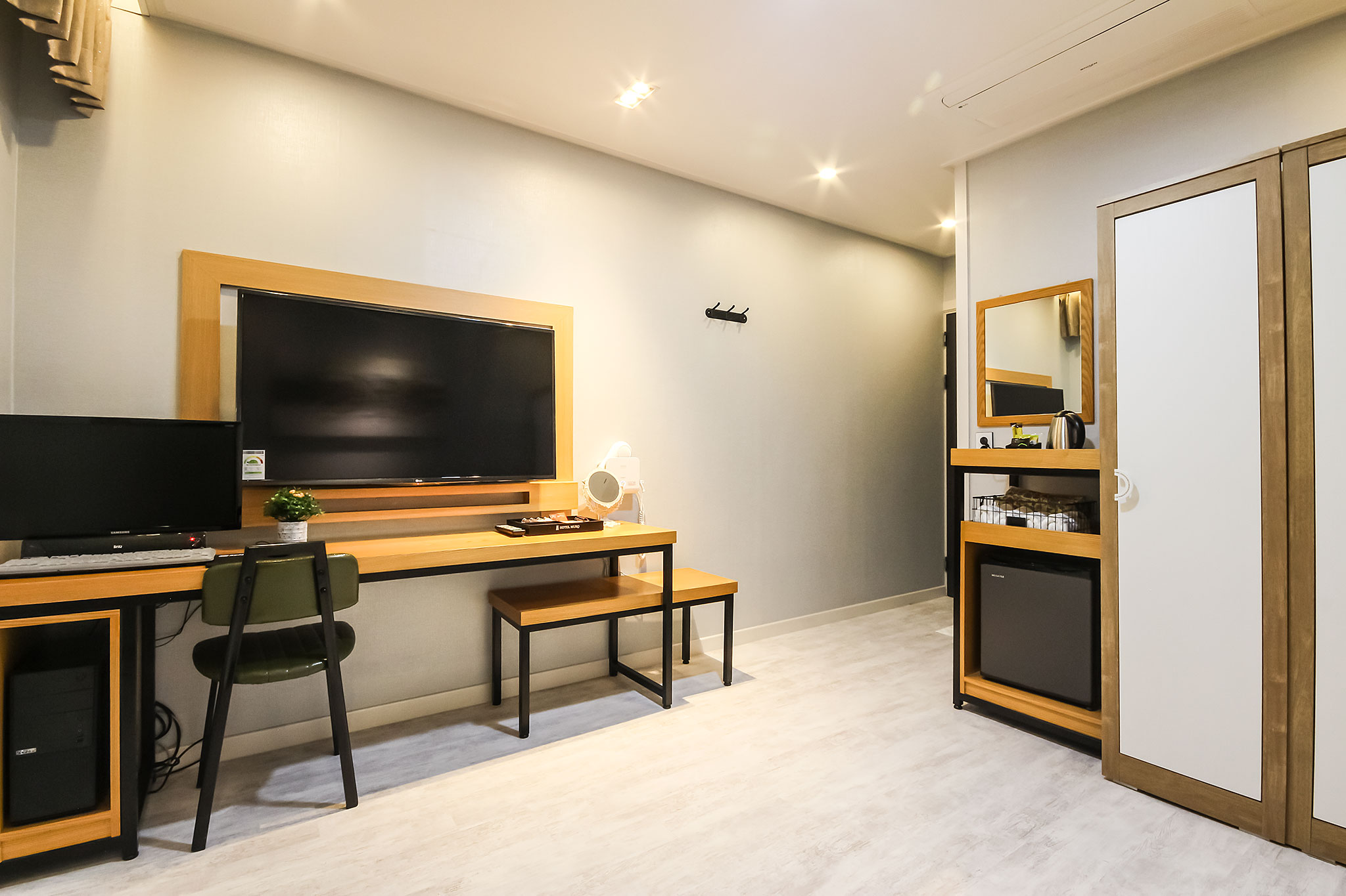 room detail thumbnail 2