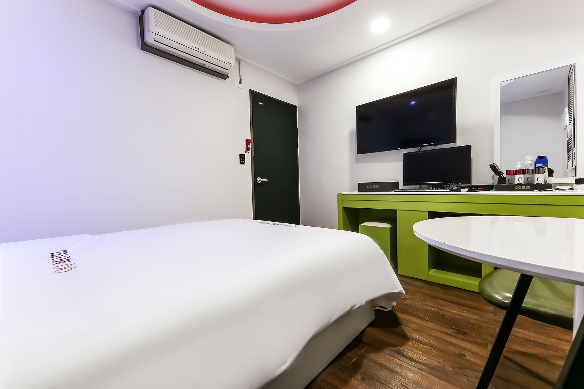 room detail thumbnail 2