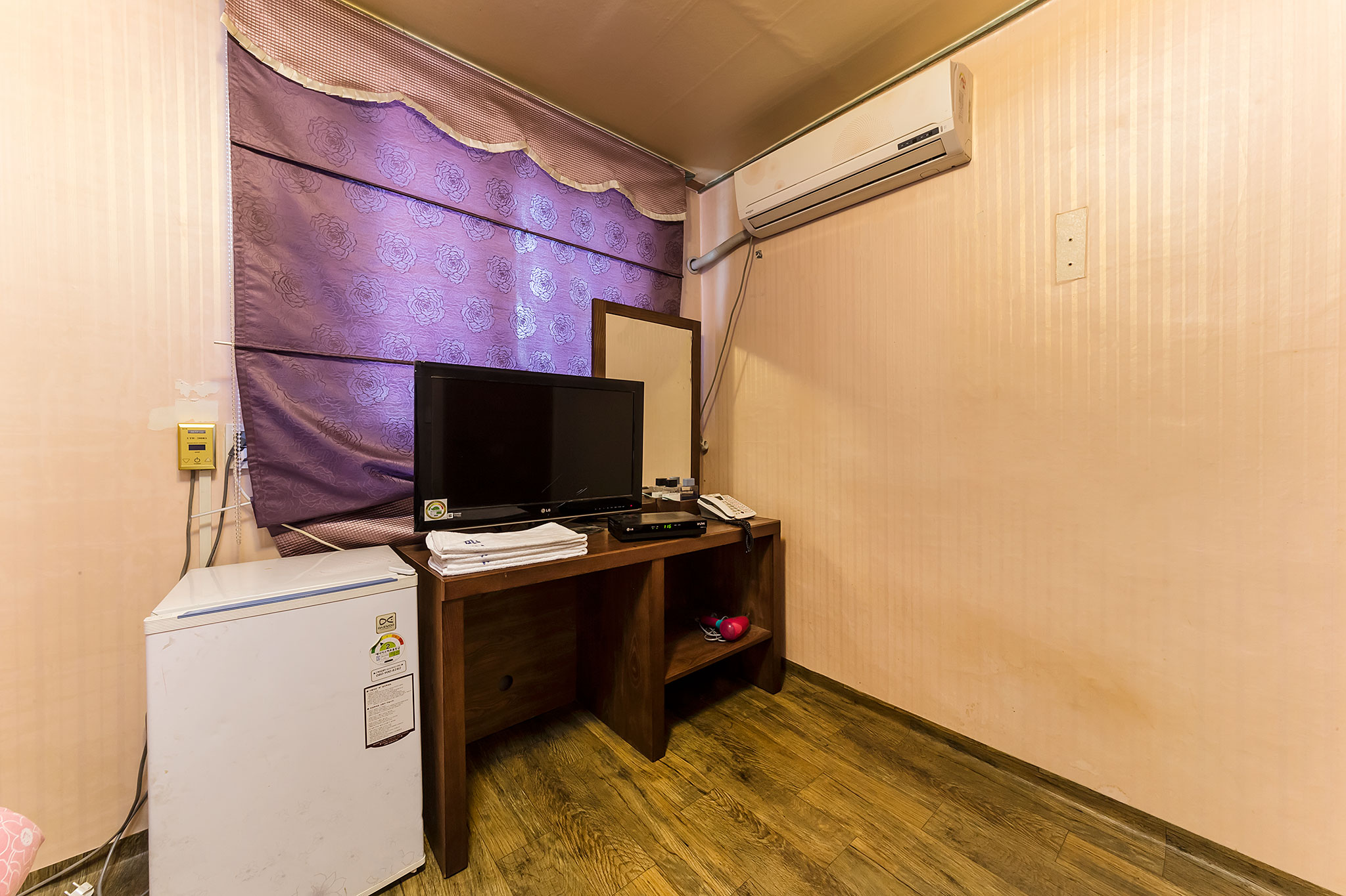 room detail thumbnail 2