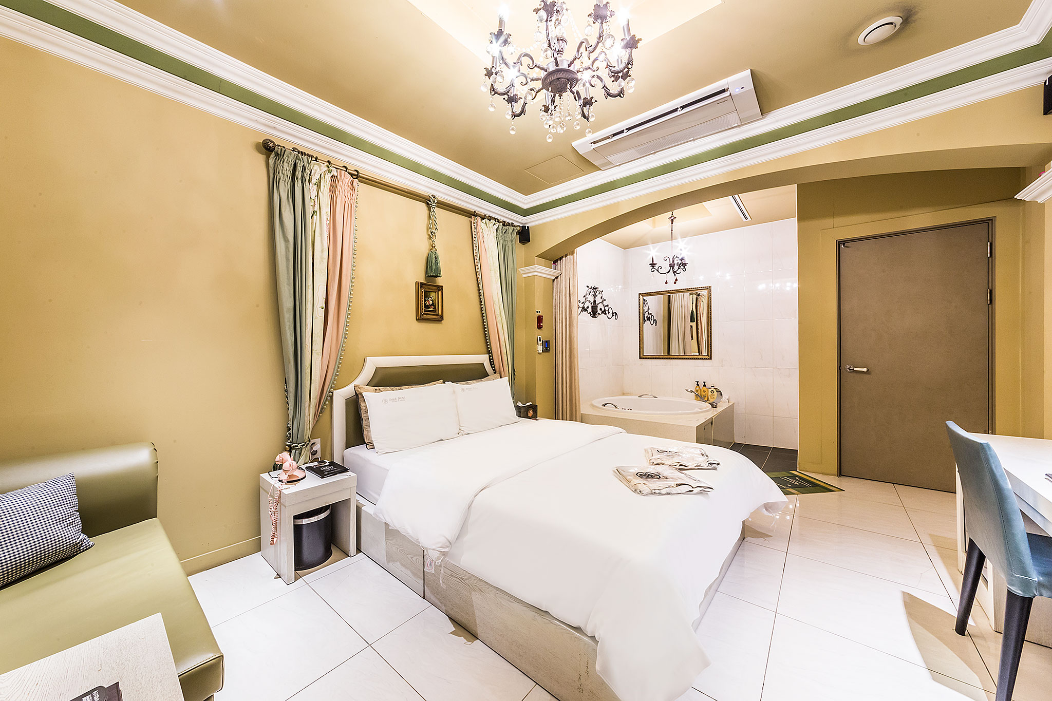 room detail thumbnail 1