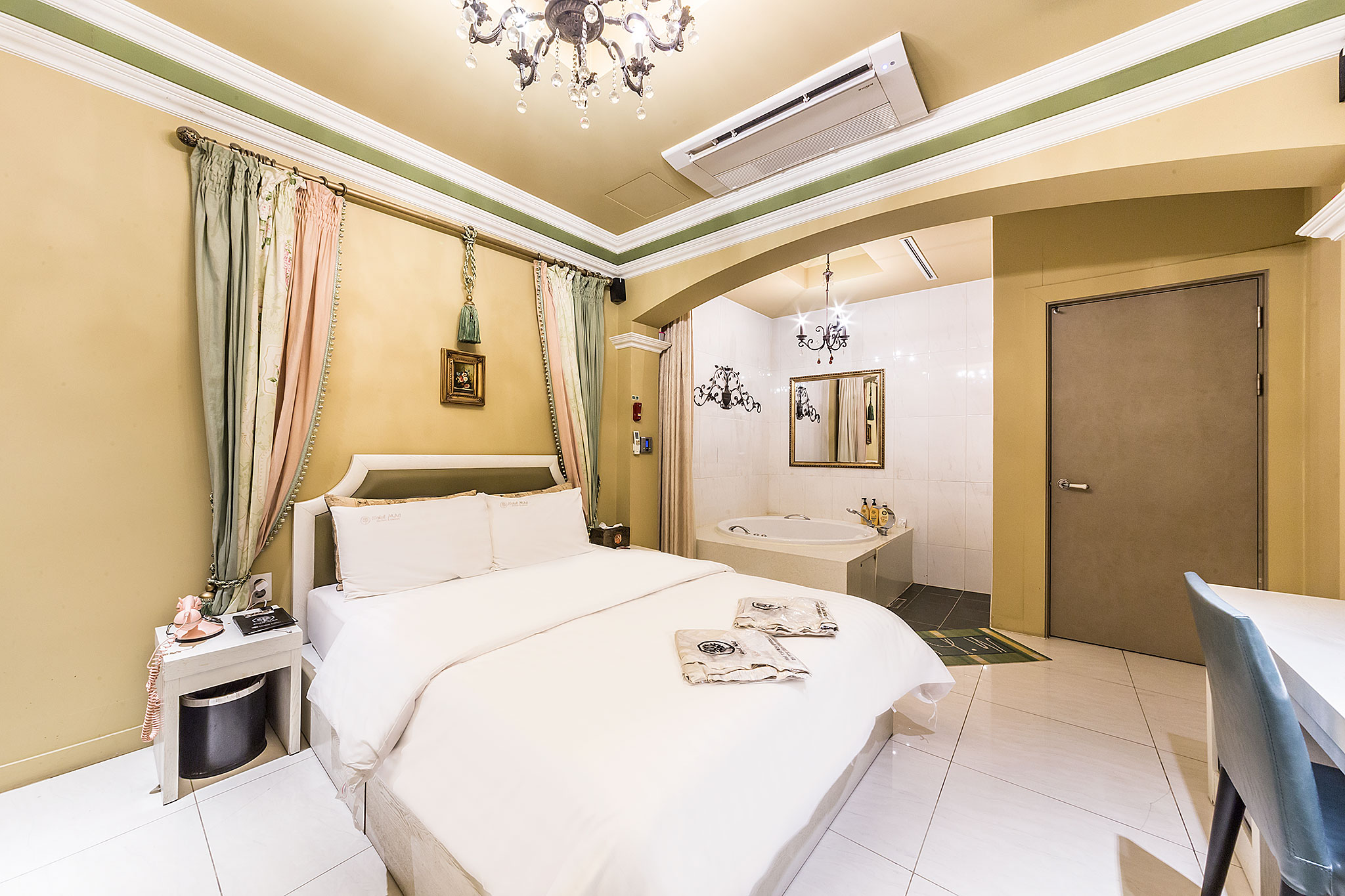 room detail thumbnail 2