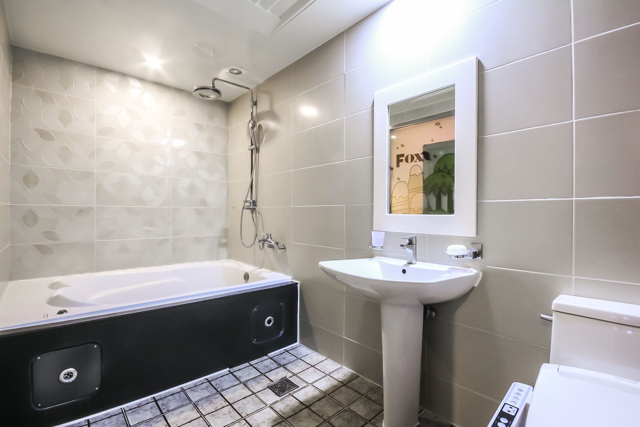 room detail thumbnail 2