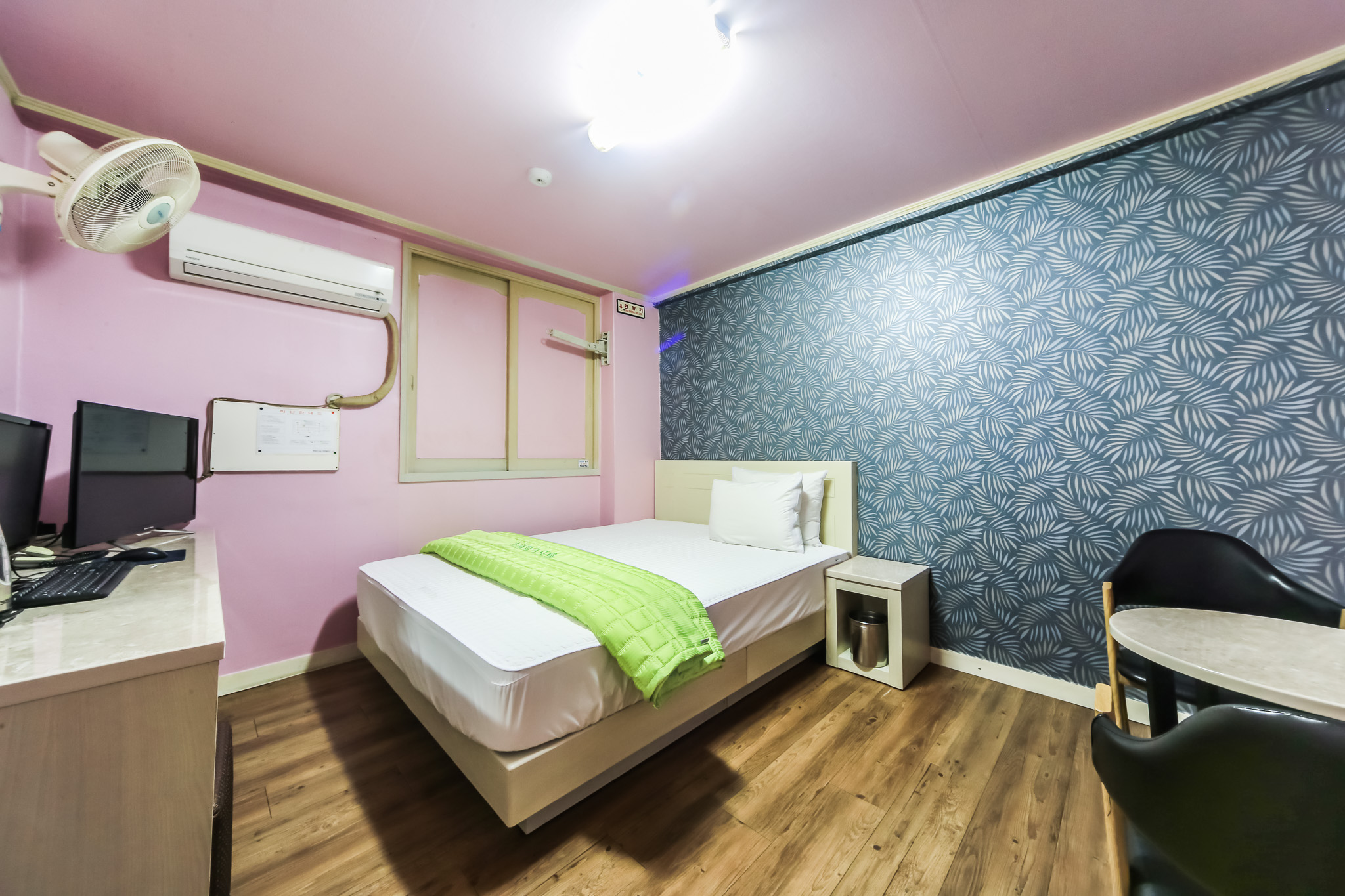 room detail thumbnail 1