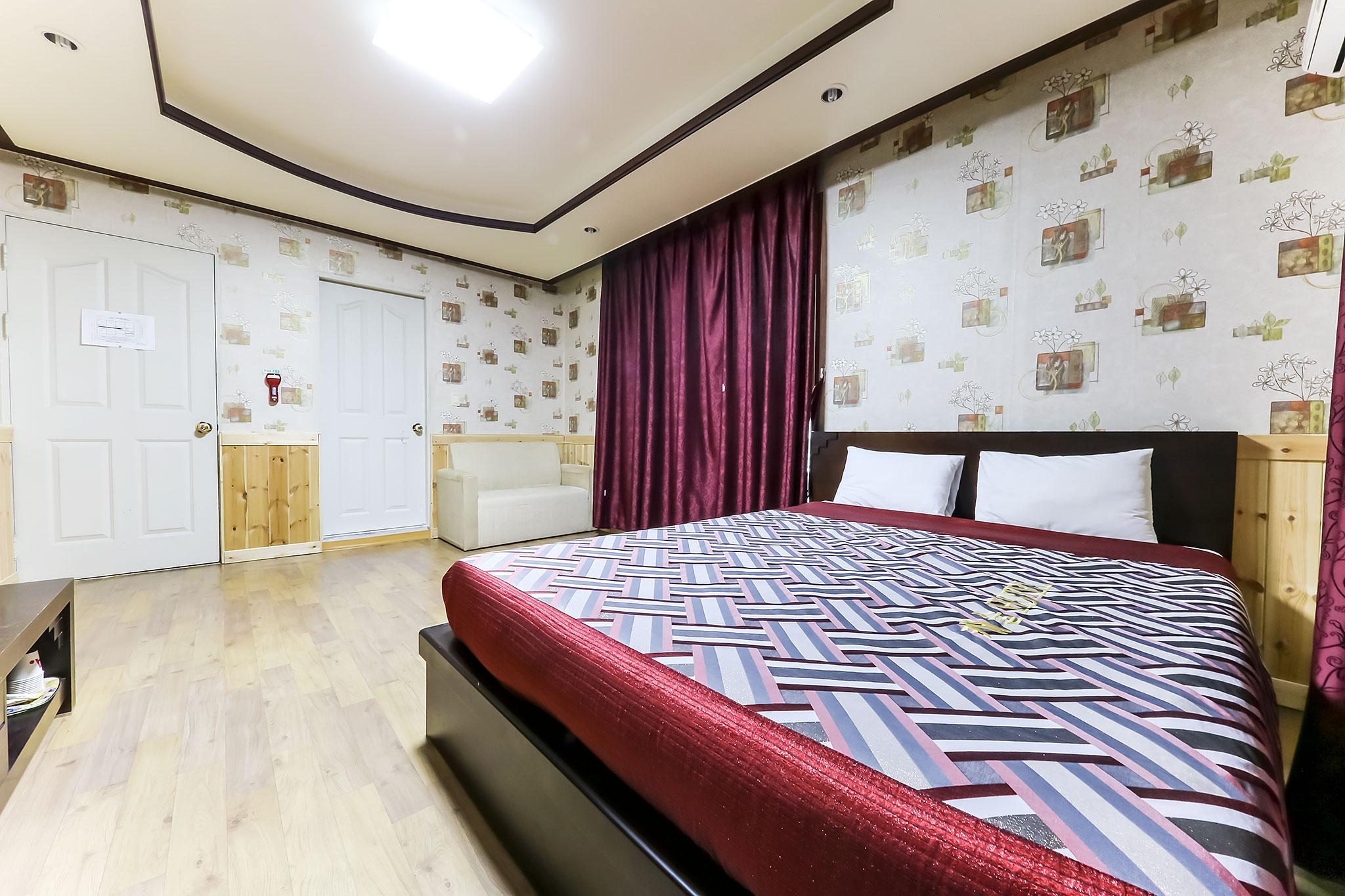 room detail thumbnail 2