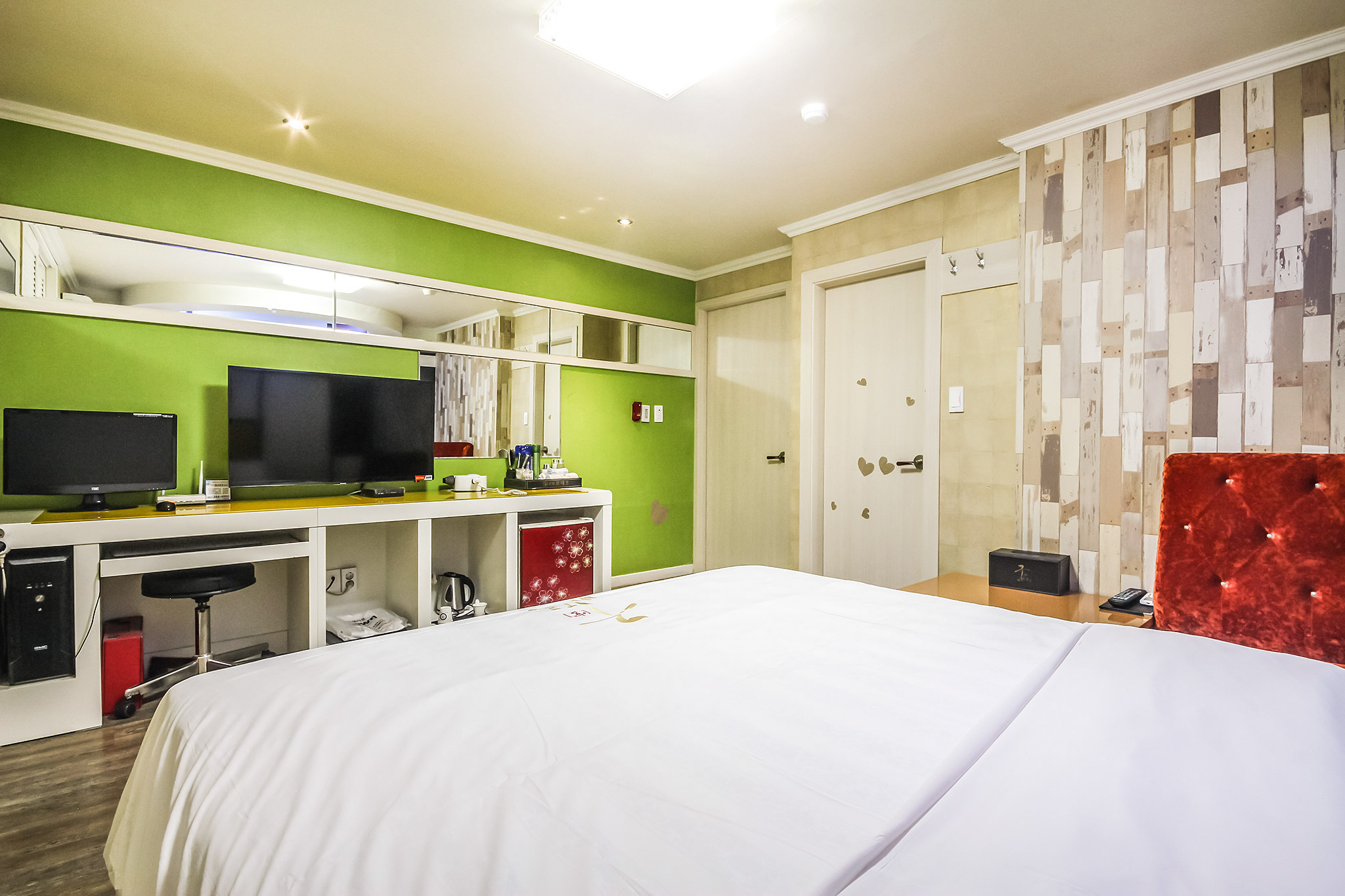 room detail thumbnail 2