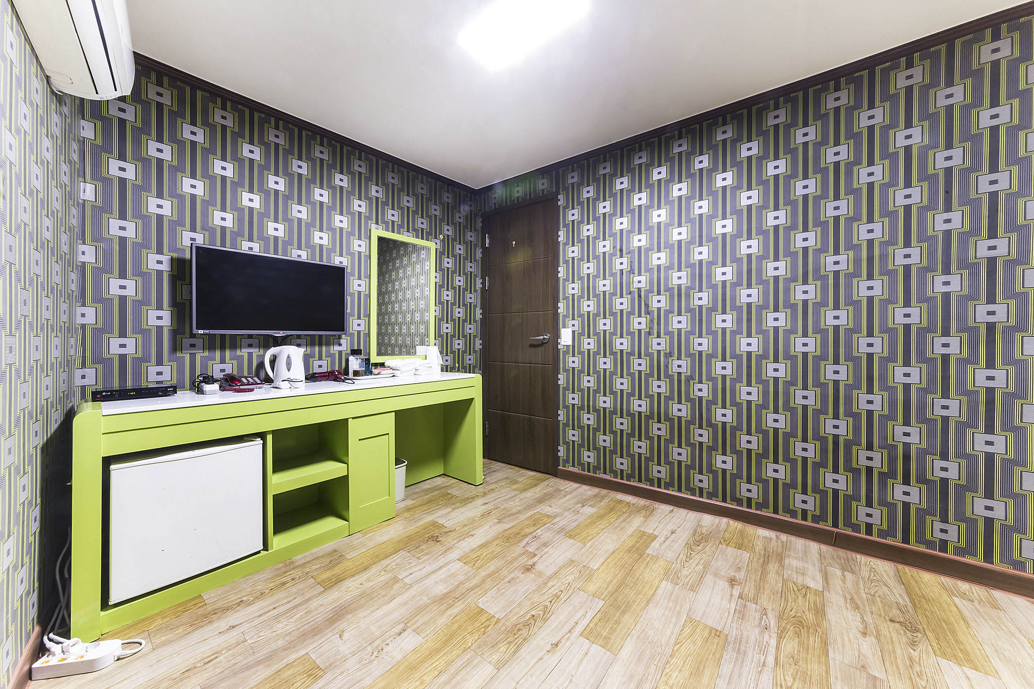 room detail thumbnail 2