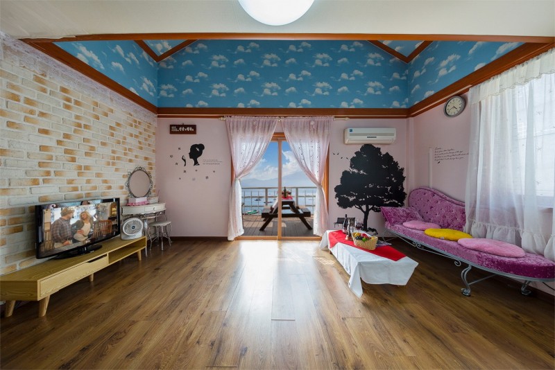 room detail thumbnail 1