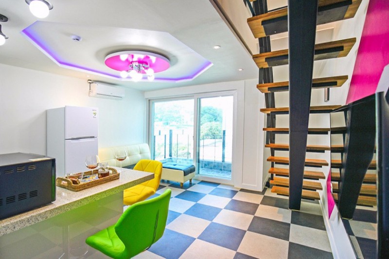 room detail thumbnail 2