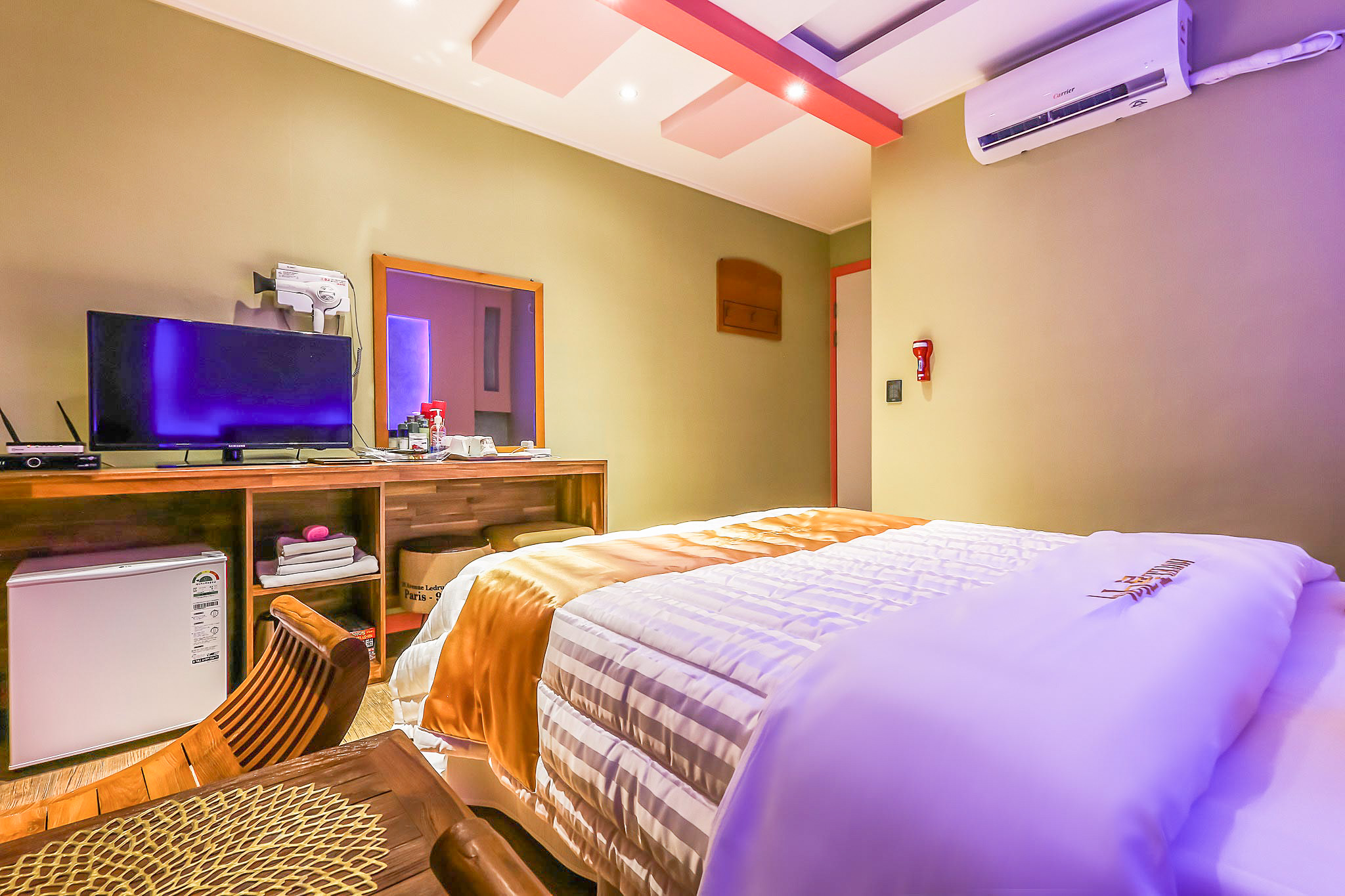 room detail thumbnail 2