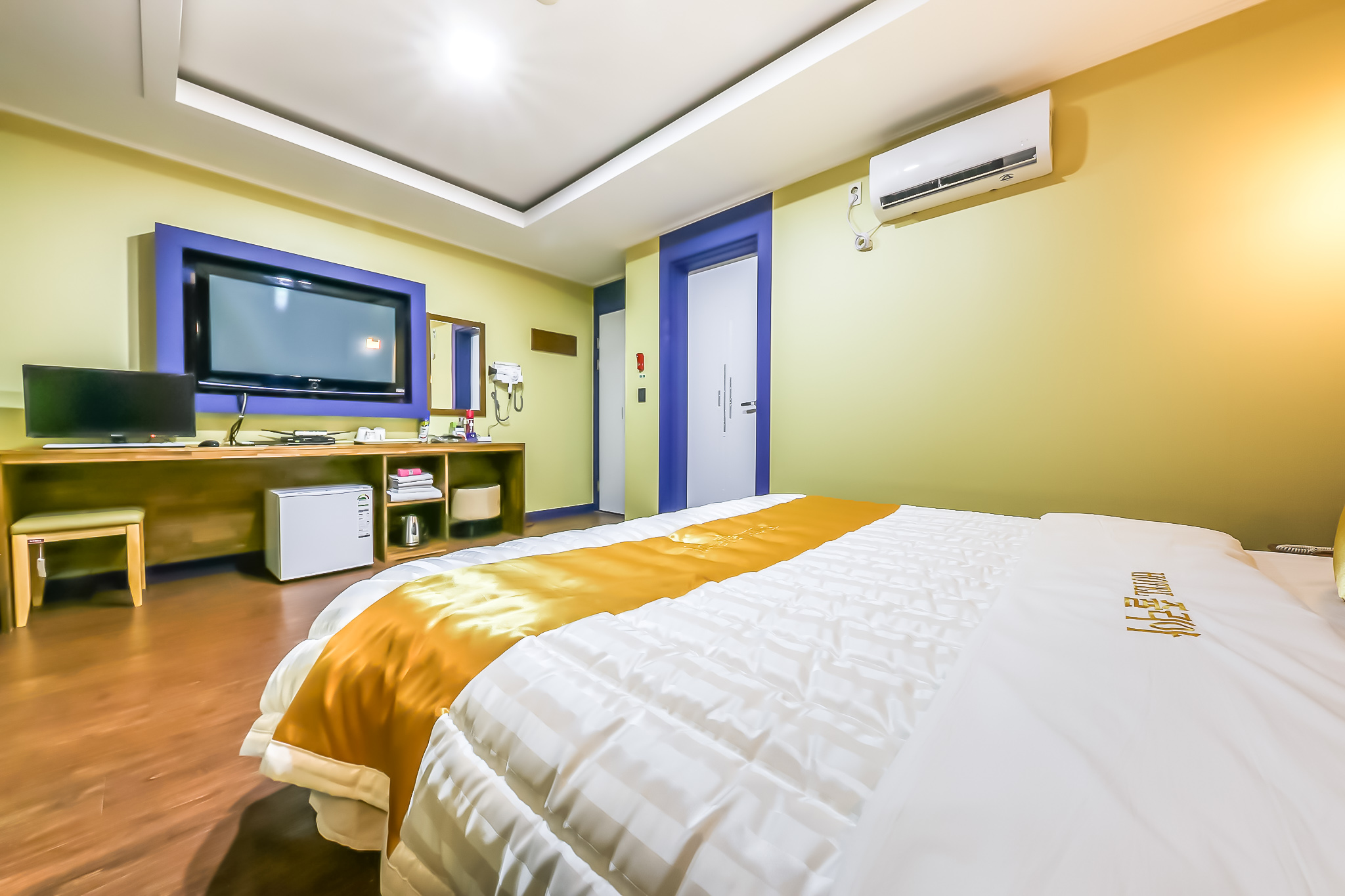 room detail thumbnail 2