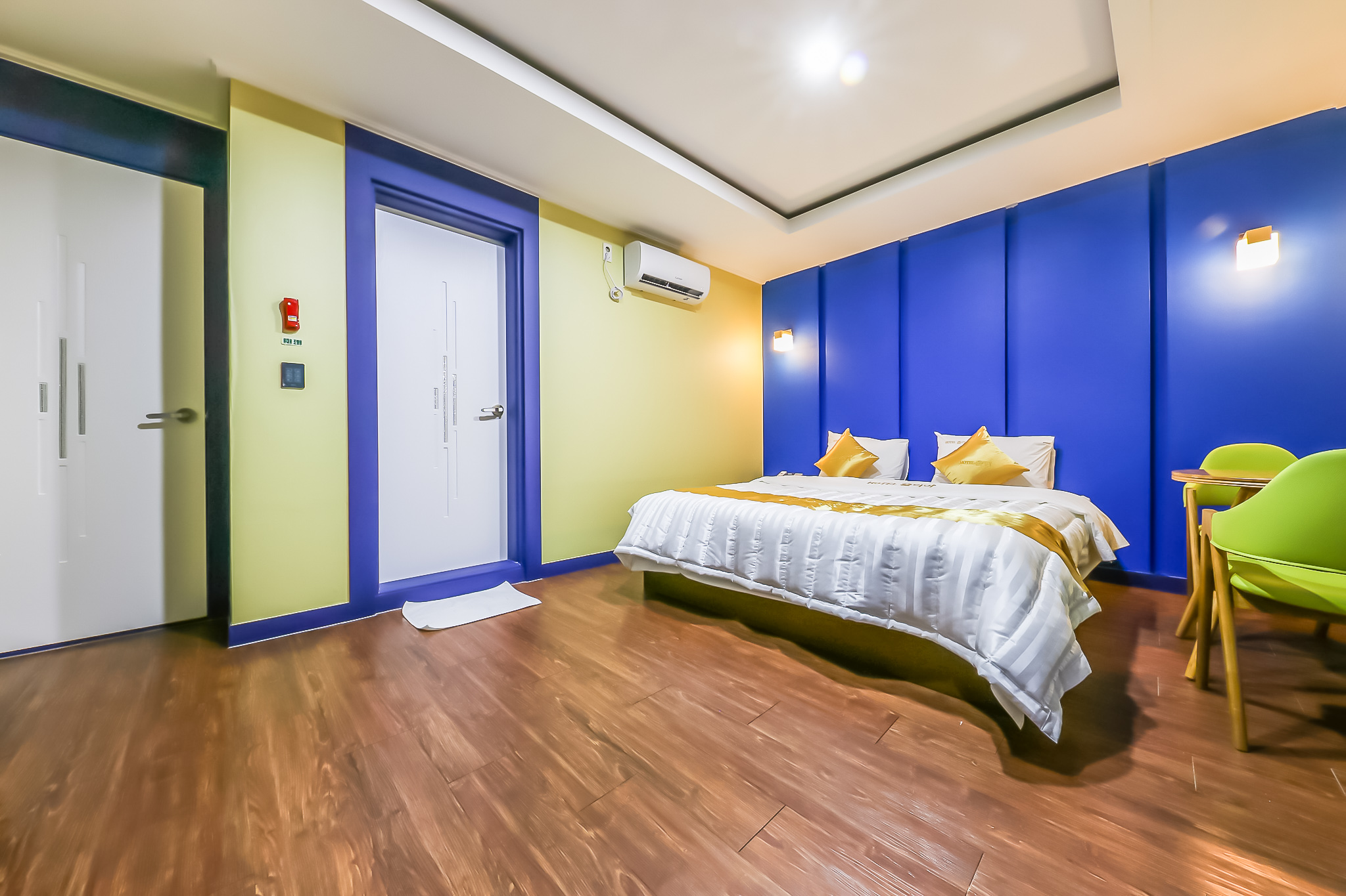room detail thumbnail 1