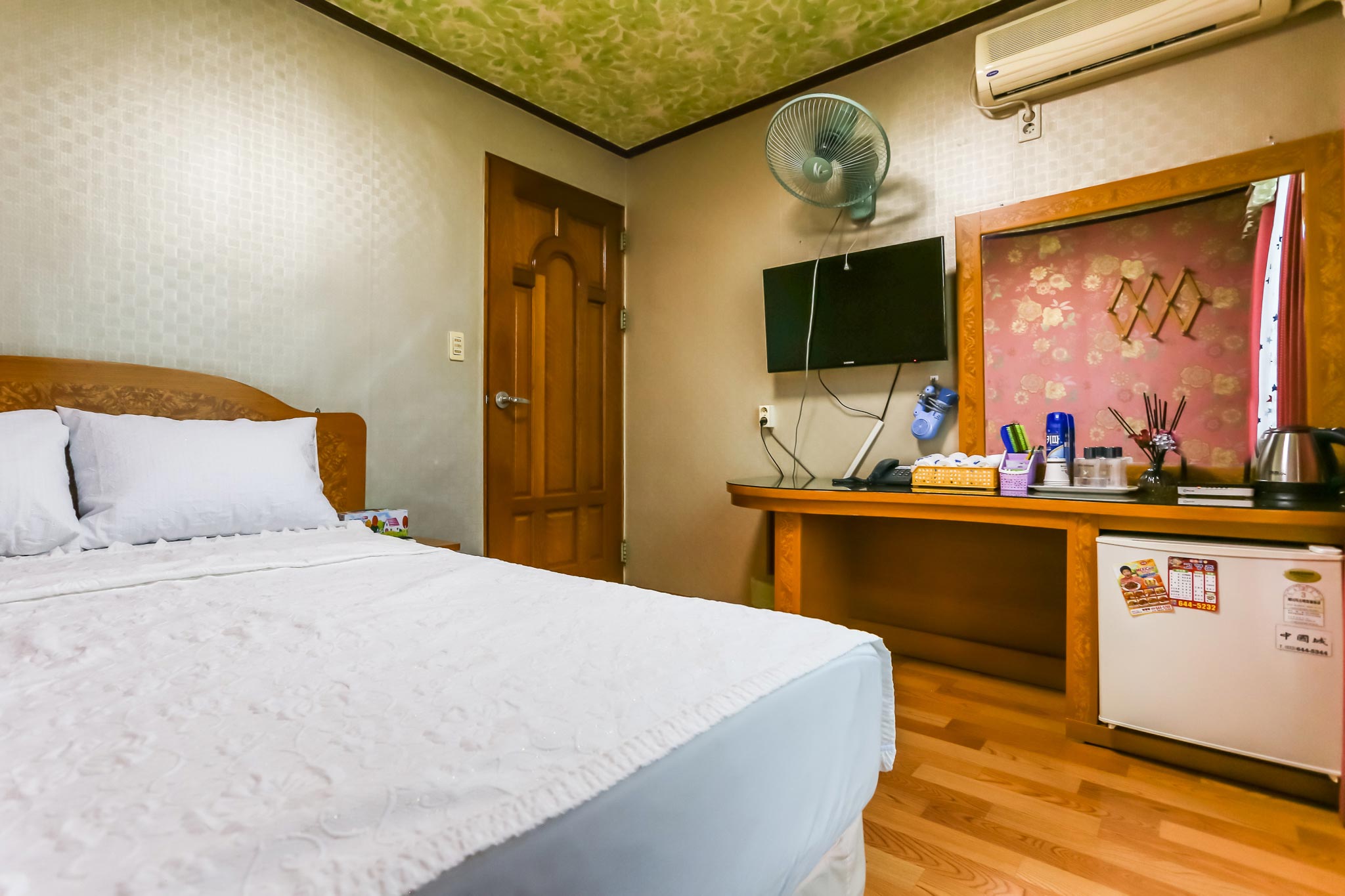 room detail thumbnail 2