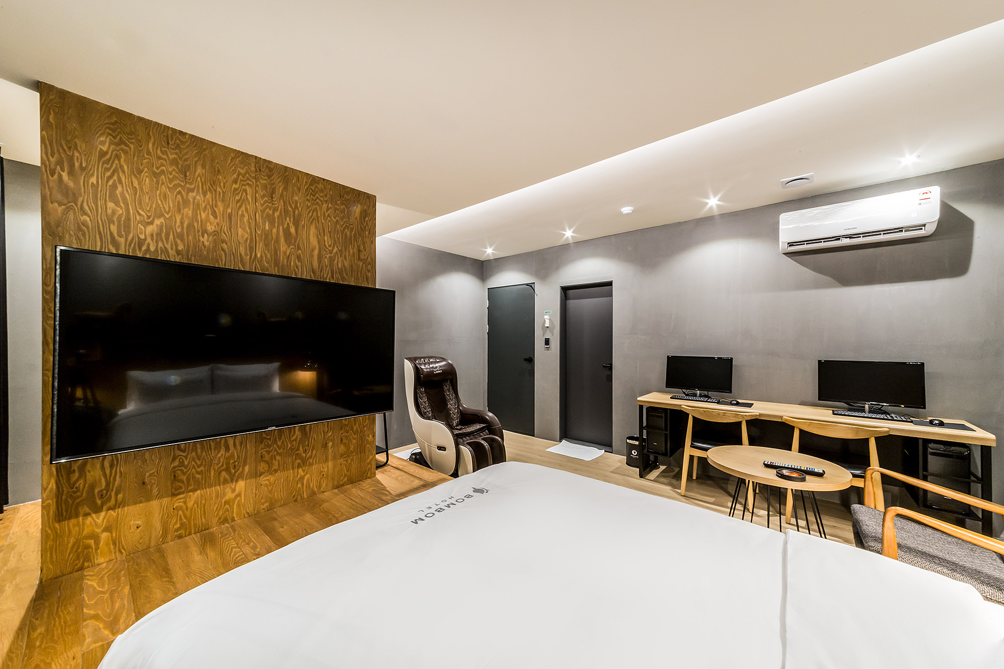 room detail thumbnail 2