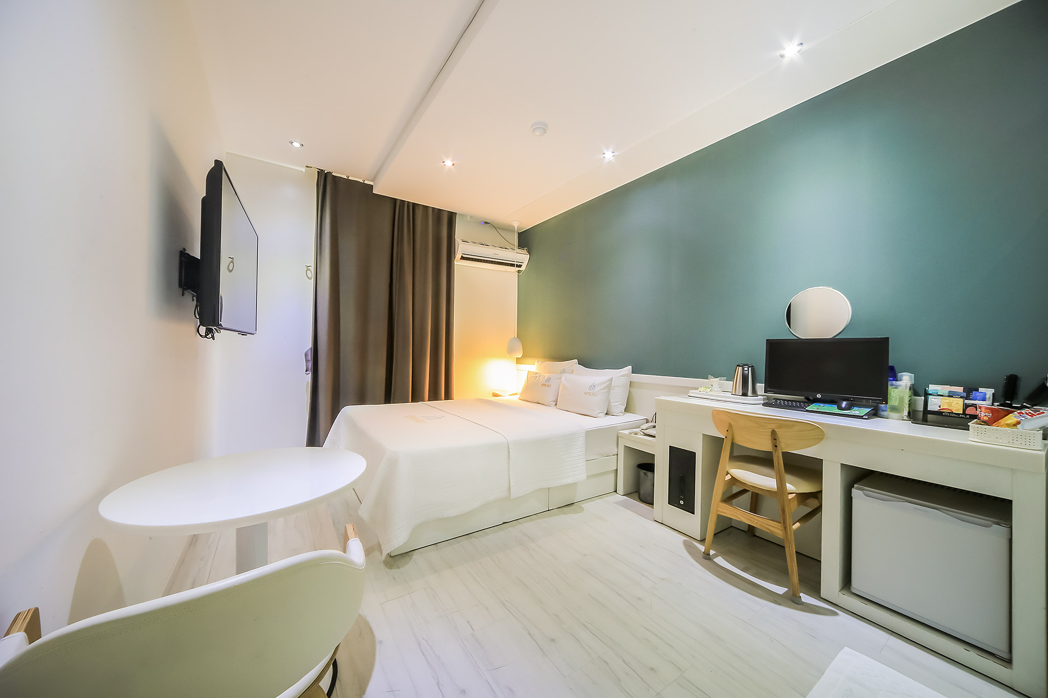 room detail thumbnail 1