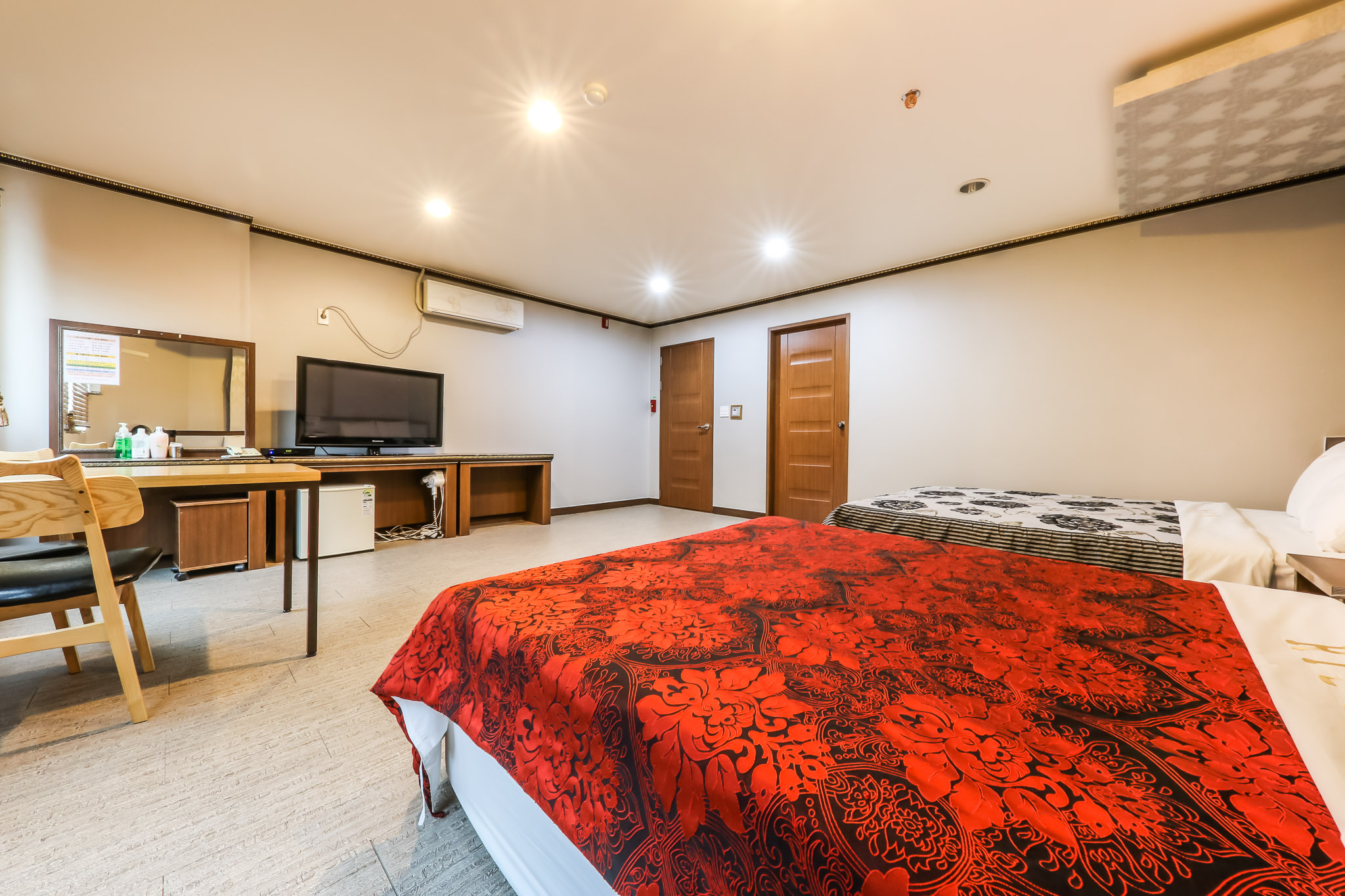 room detail thumbnail 2