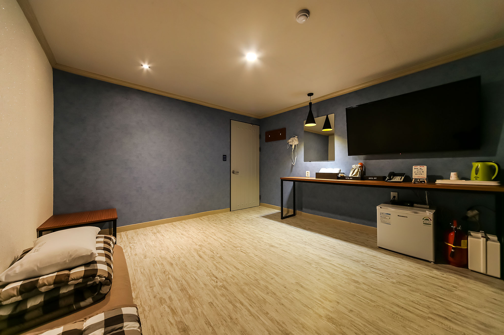 room detail thumbnail 2