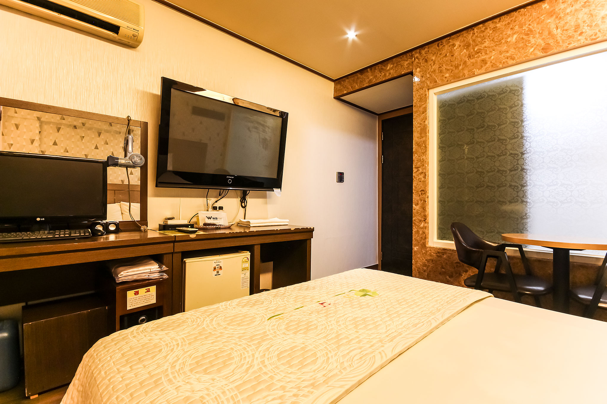 room detail thumbnail 2