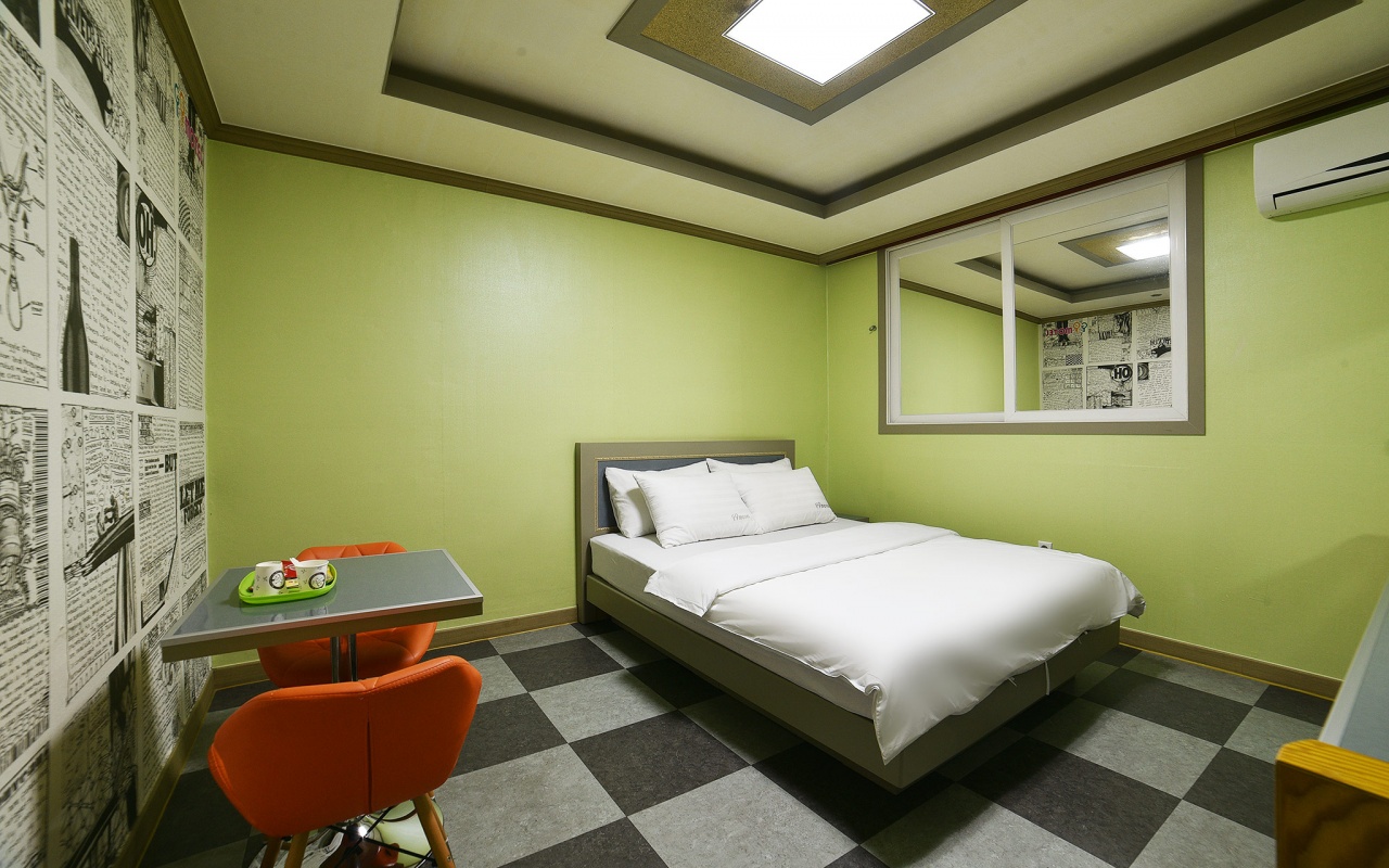 room detail thumbnail 1