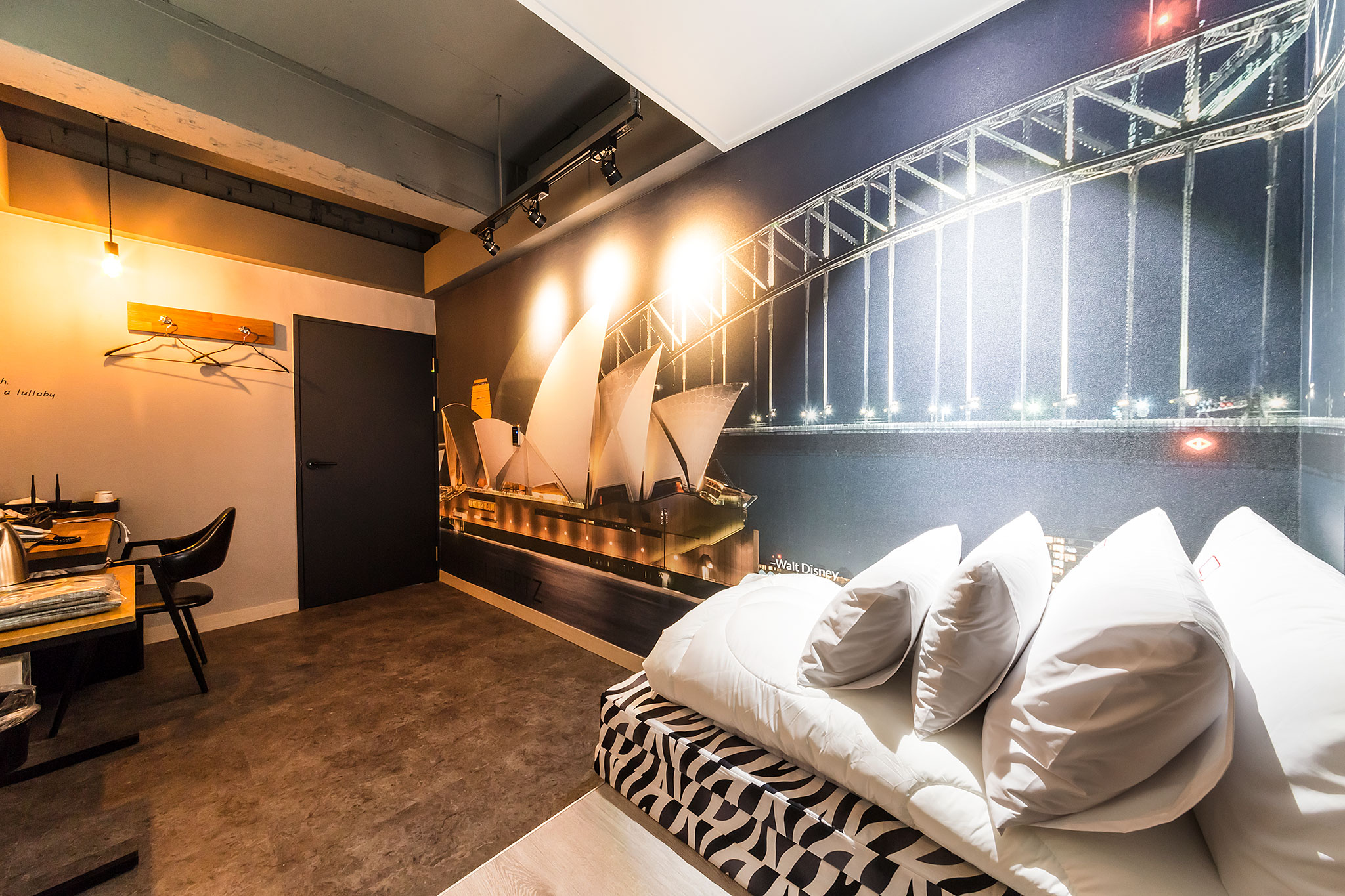 room detail thumbnail 2