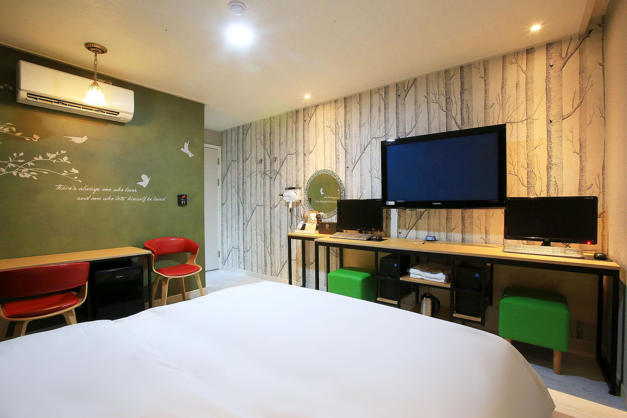 room detail thumbnail 2