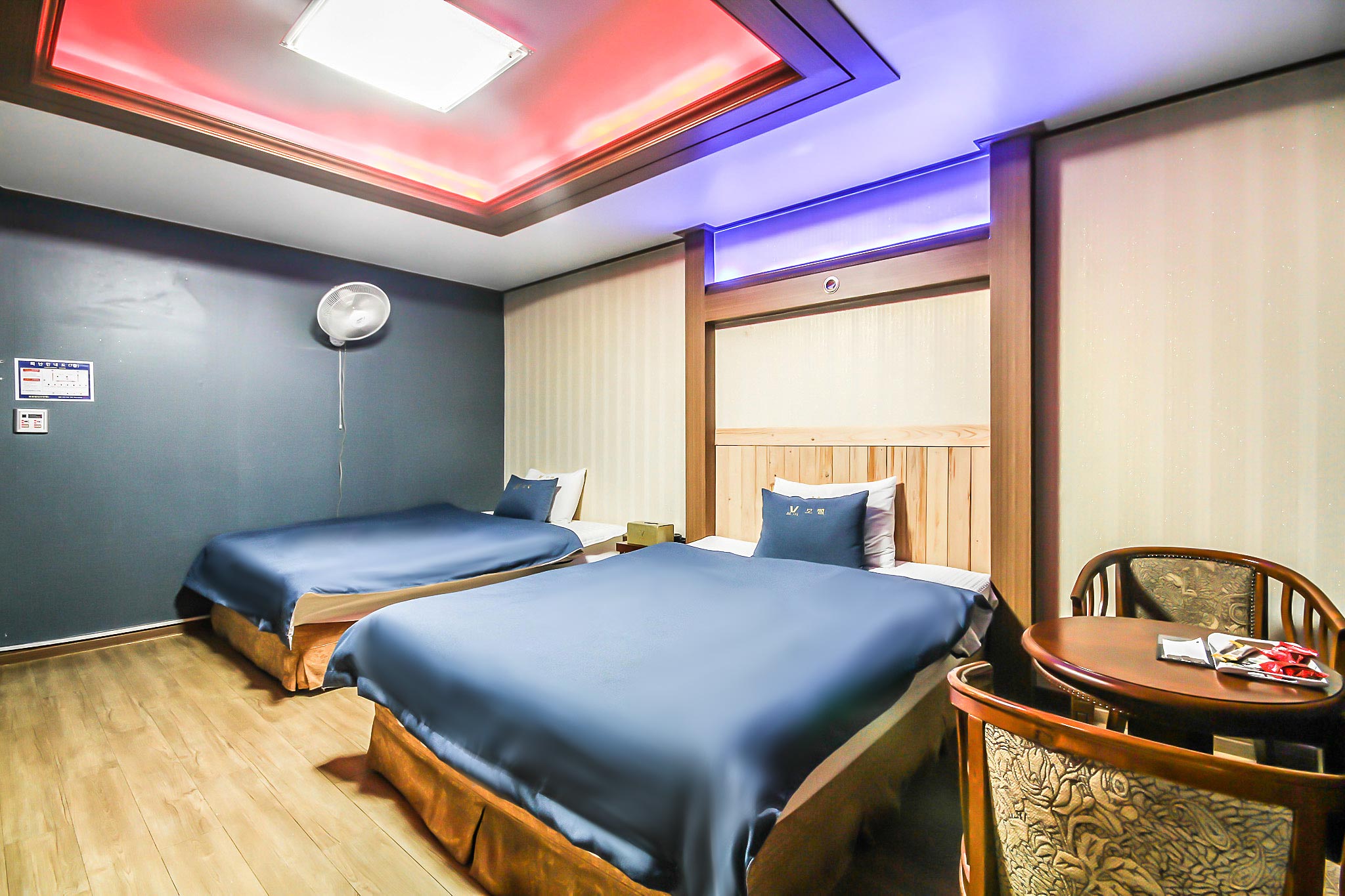 room detail thumbnail 2