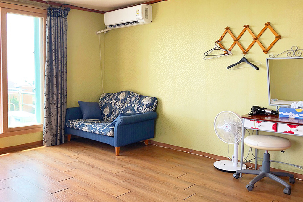 room detail thumbnail 2