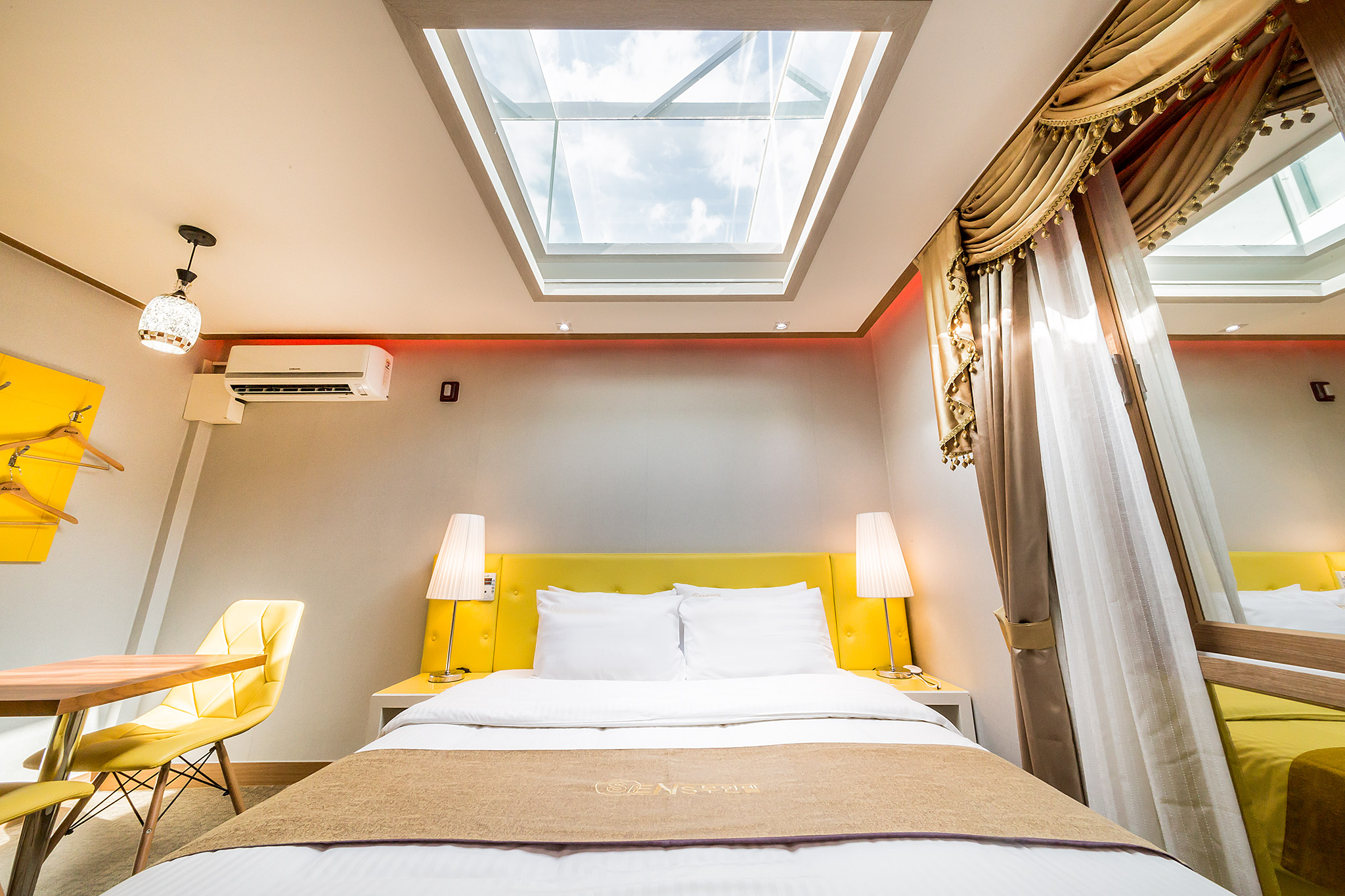 room detail thumbnail 2