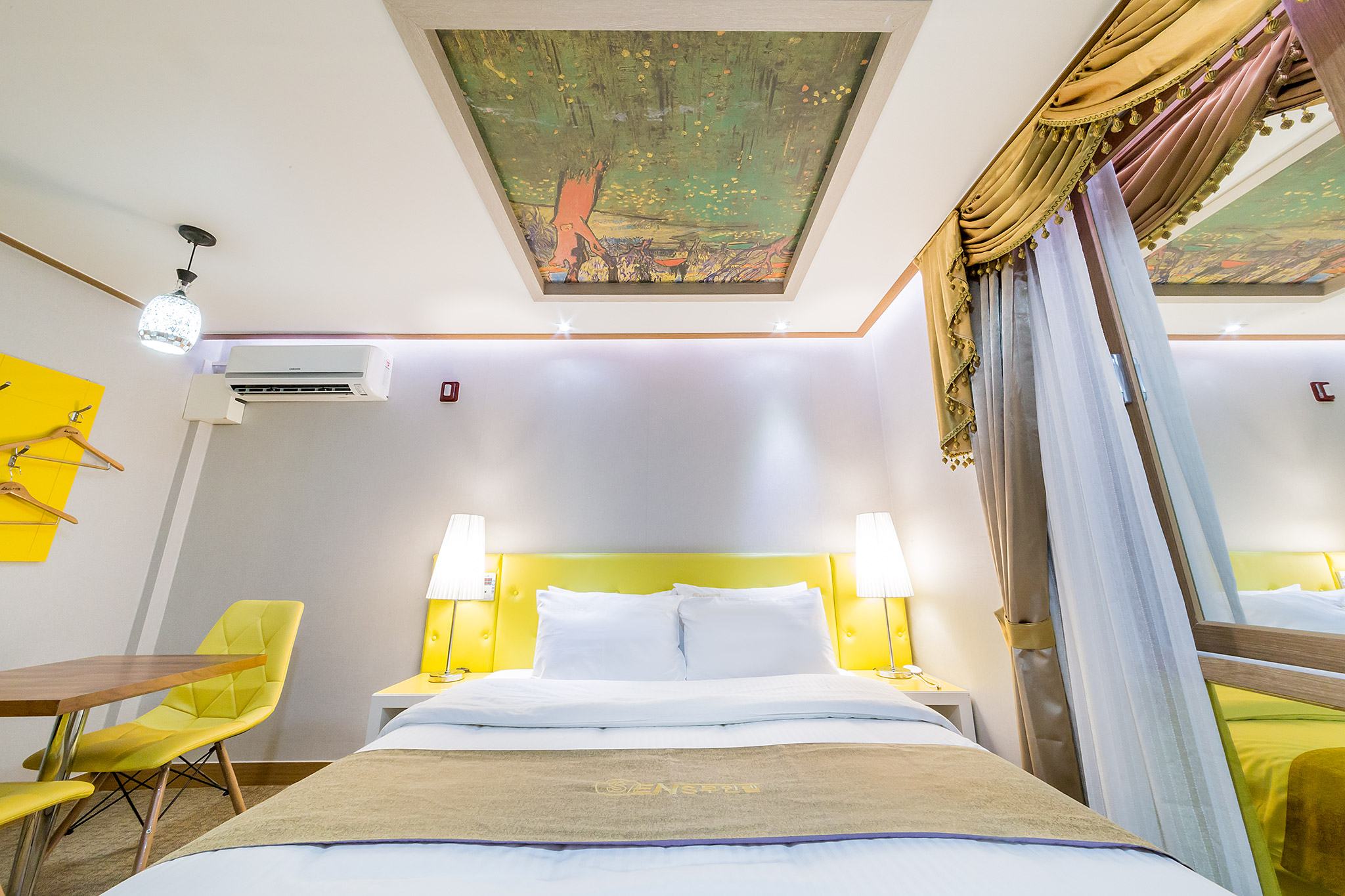 room detail thumbnail 1