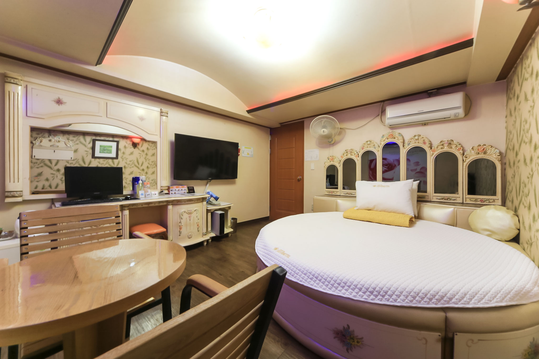 room detail thumbnail 0