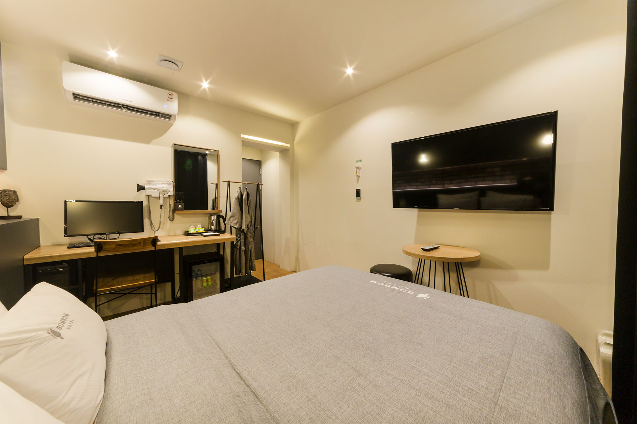 room detail thumbnail 2