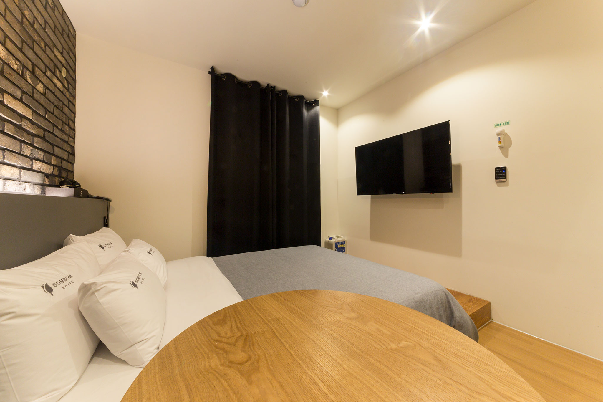 room detail thumbnail 1