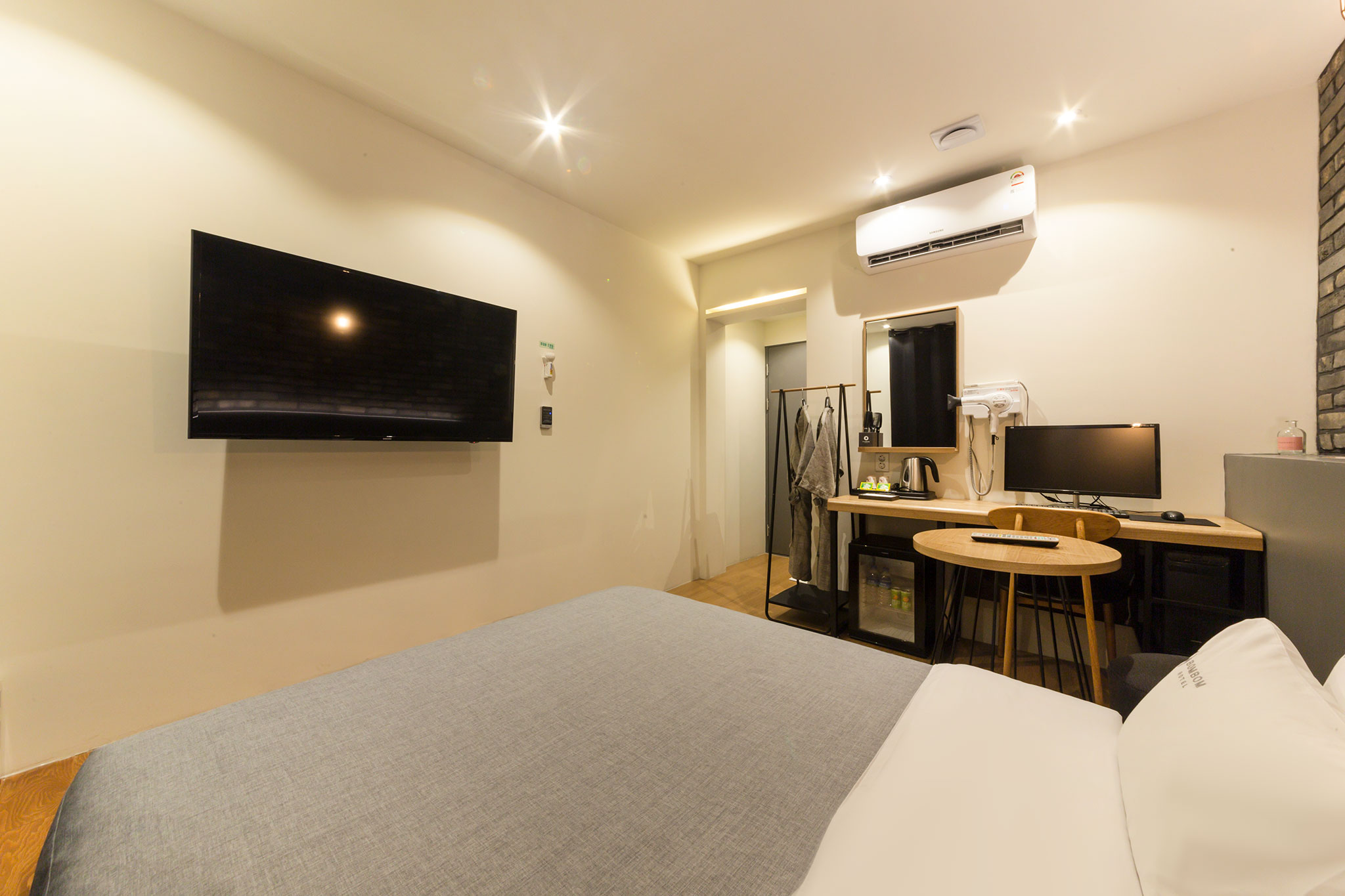 room detail thumbnail 2