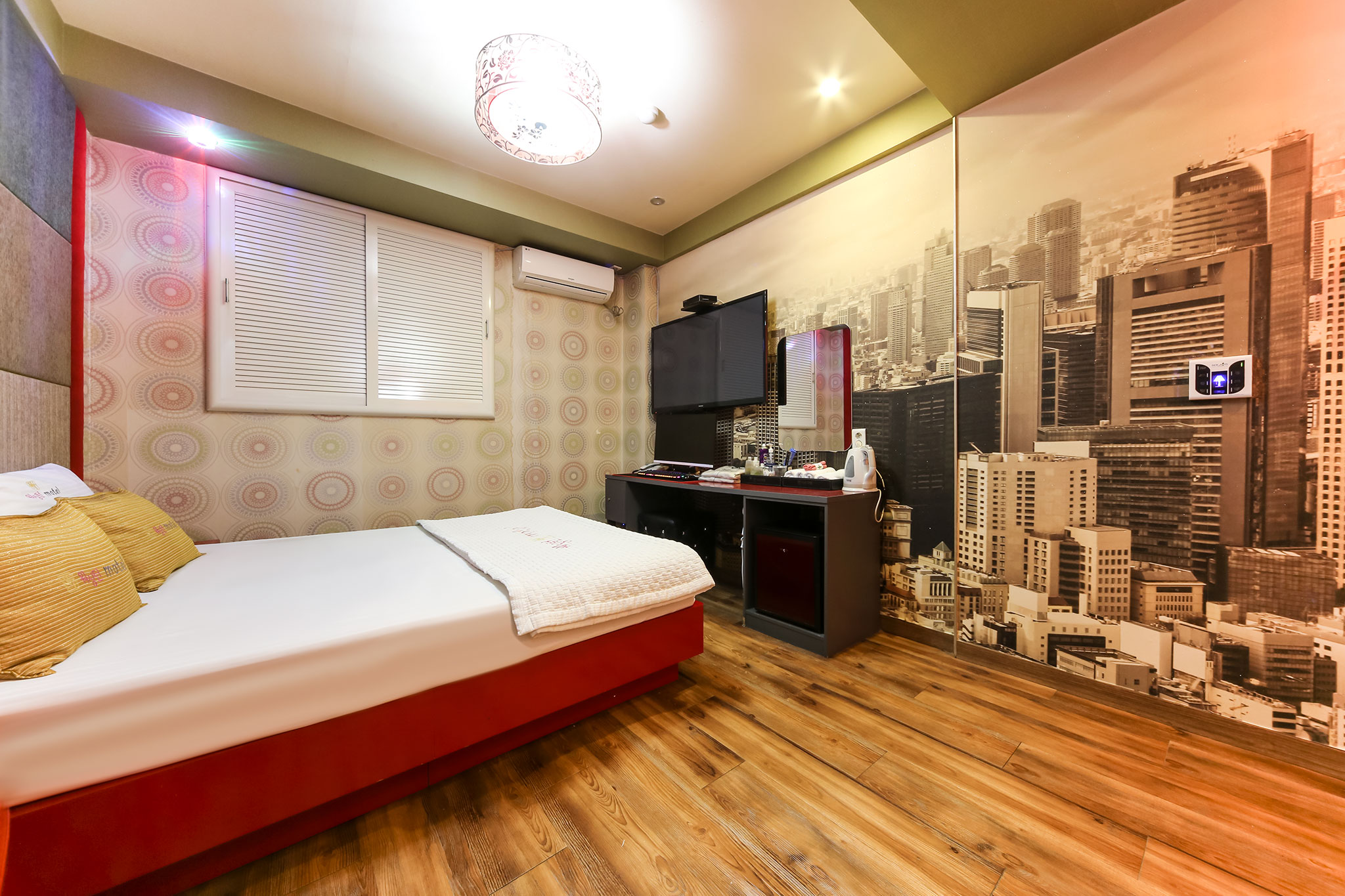 room detail thumbnail 2