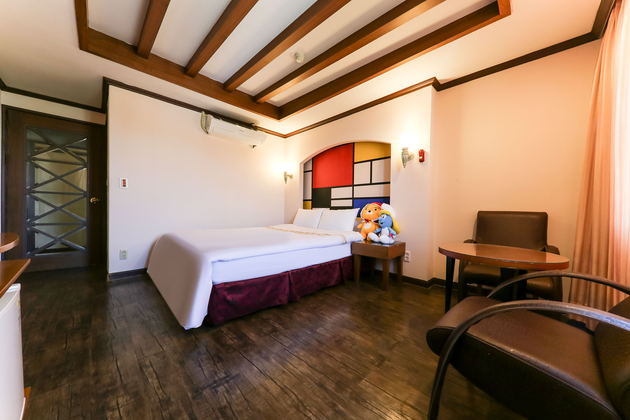room detail thumbnail 2