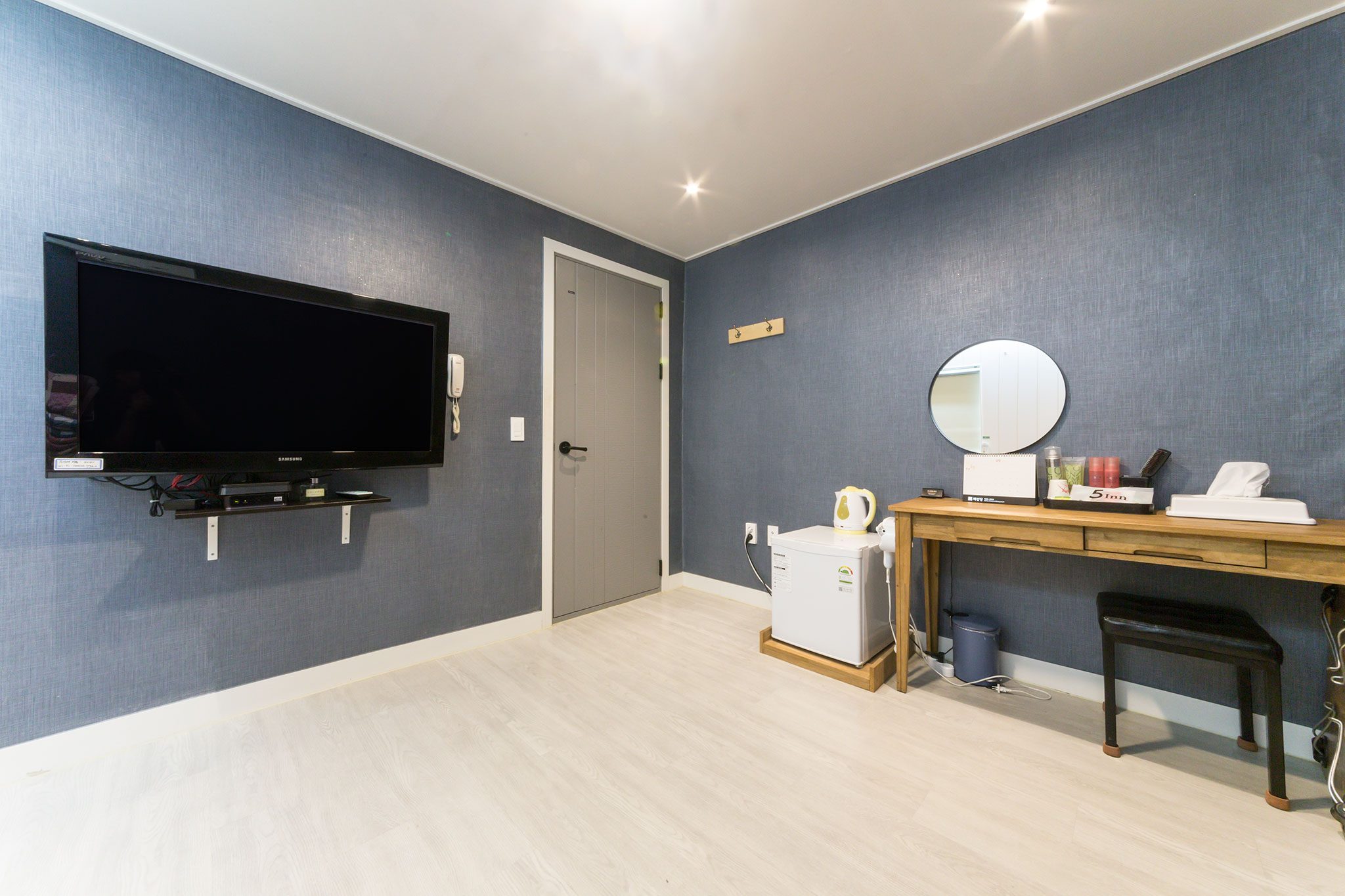 room detail thumbnail 2