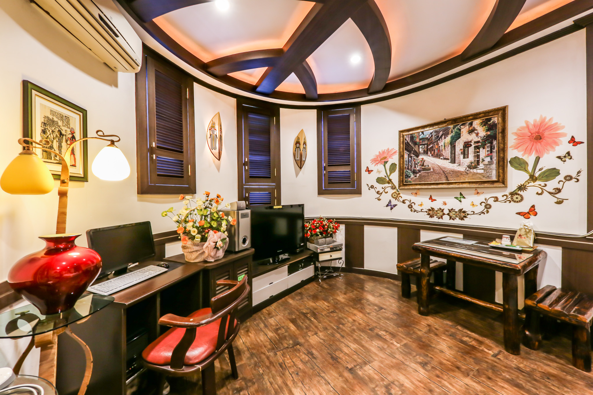 room detail thumbnail 2