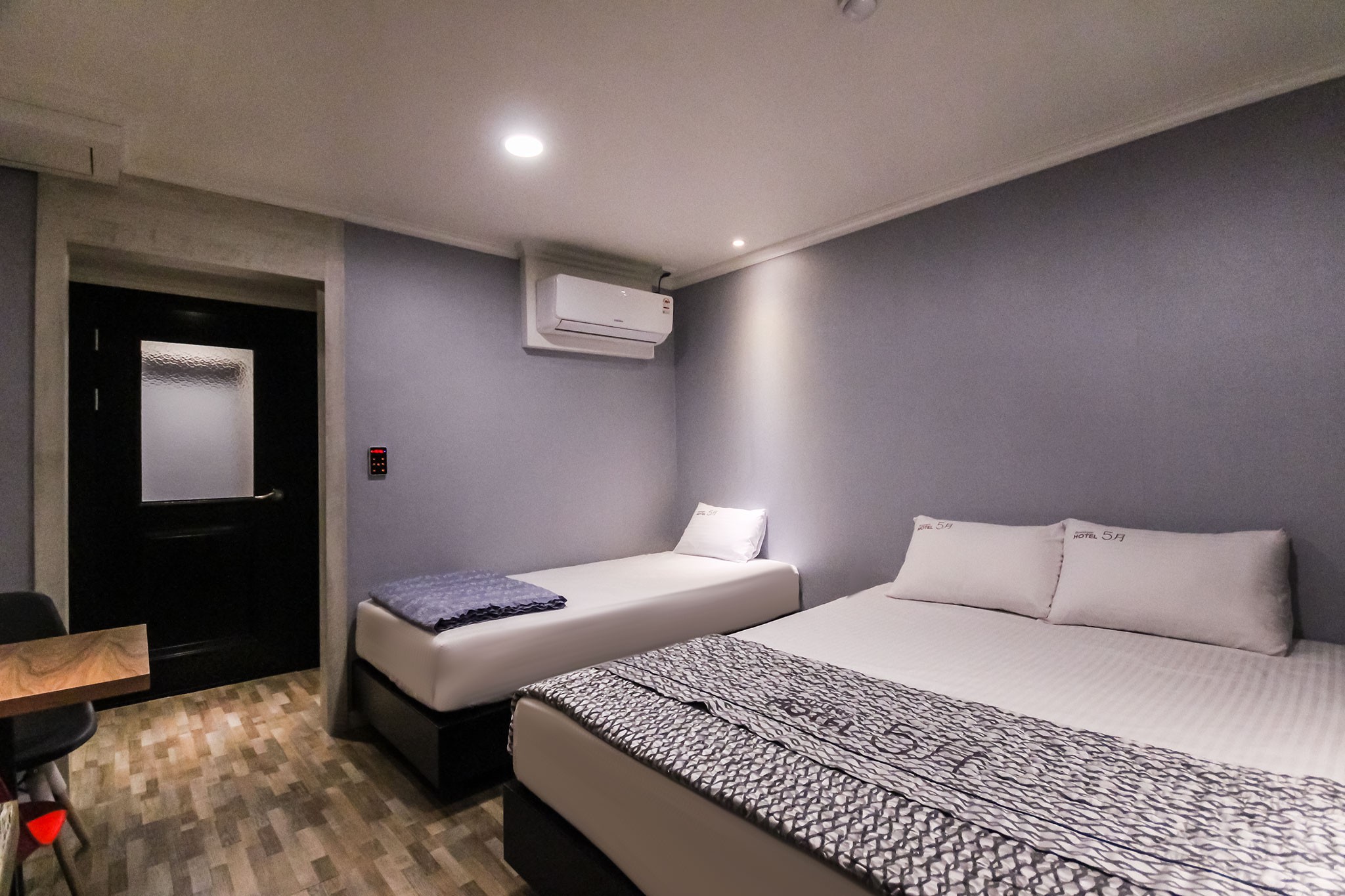 room detail thumbnail 2