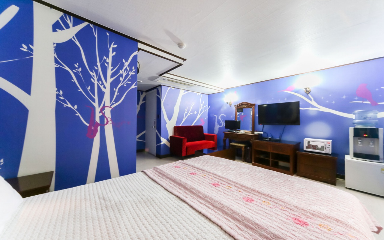 room detail thumbnail 1