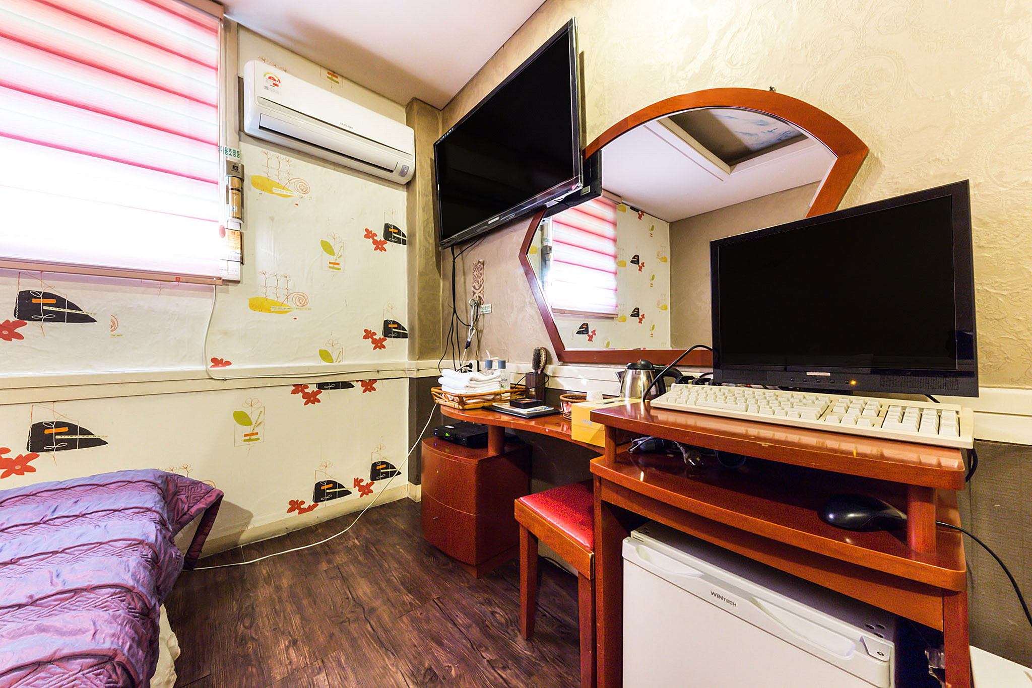 room detail thumbnail 1