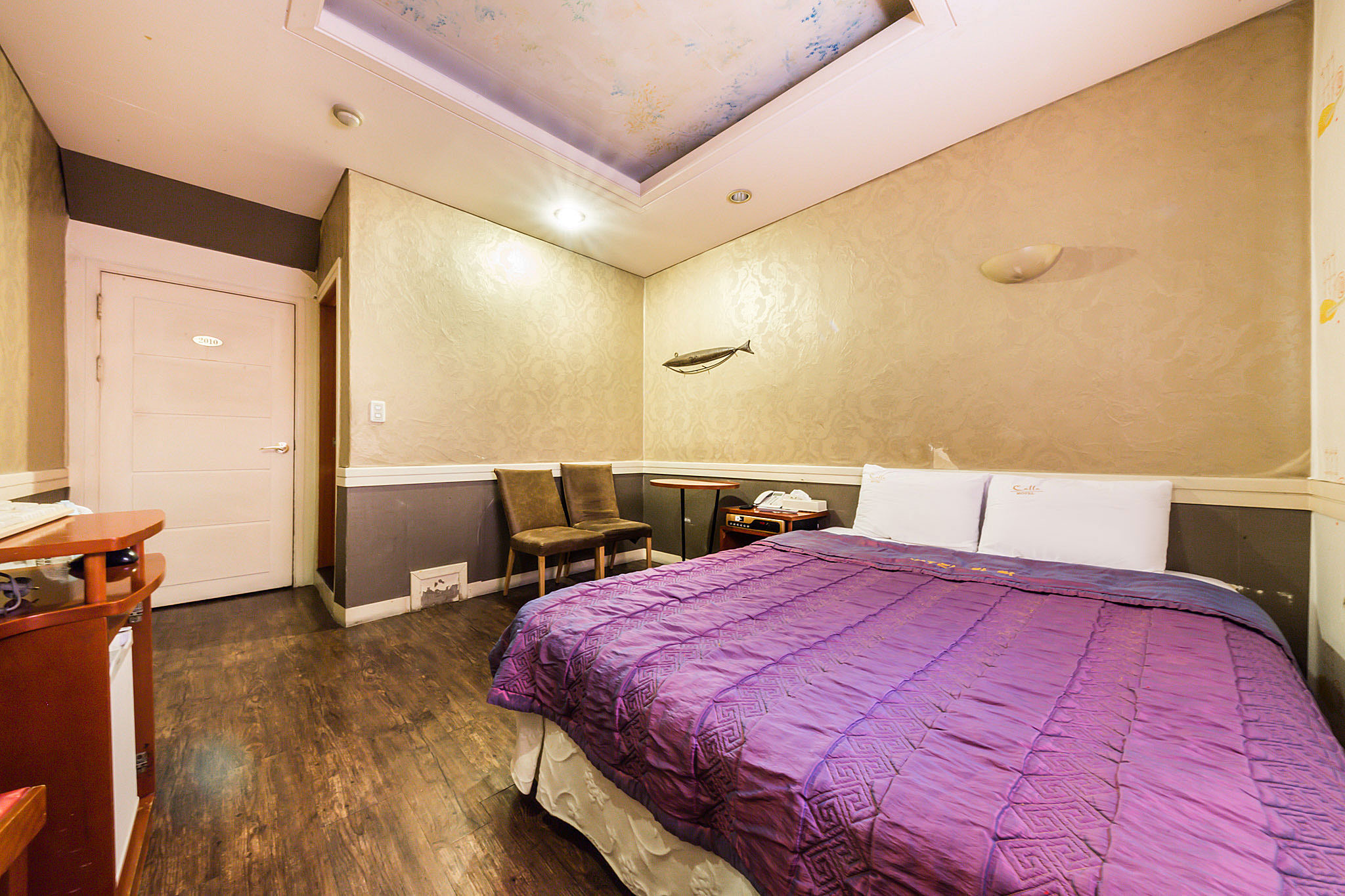 room detail thumbnail 2