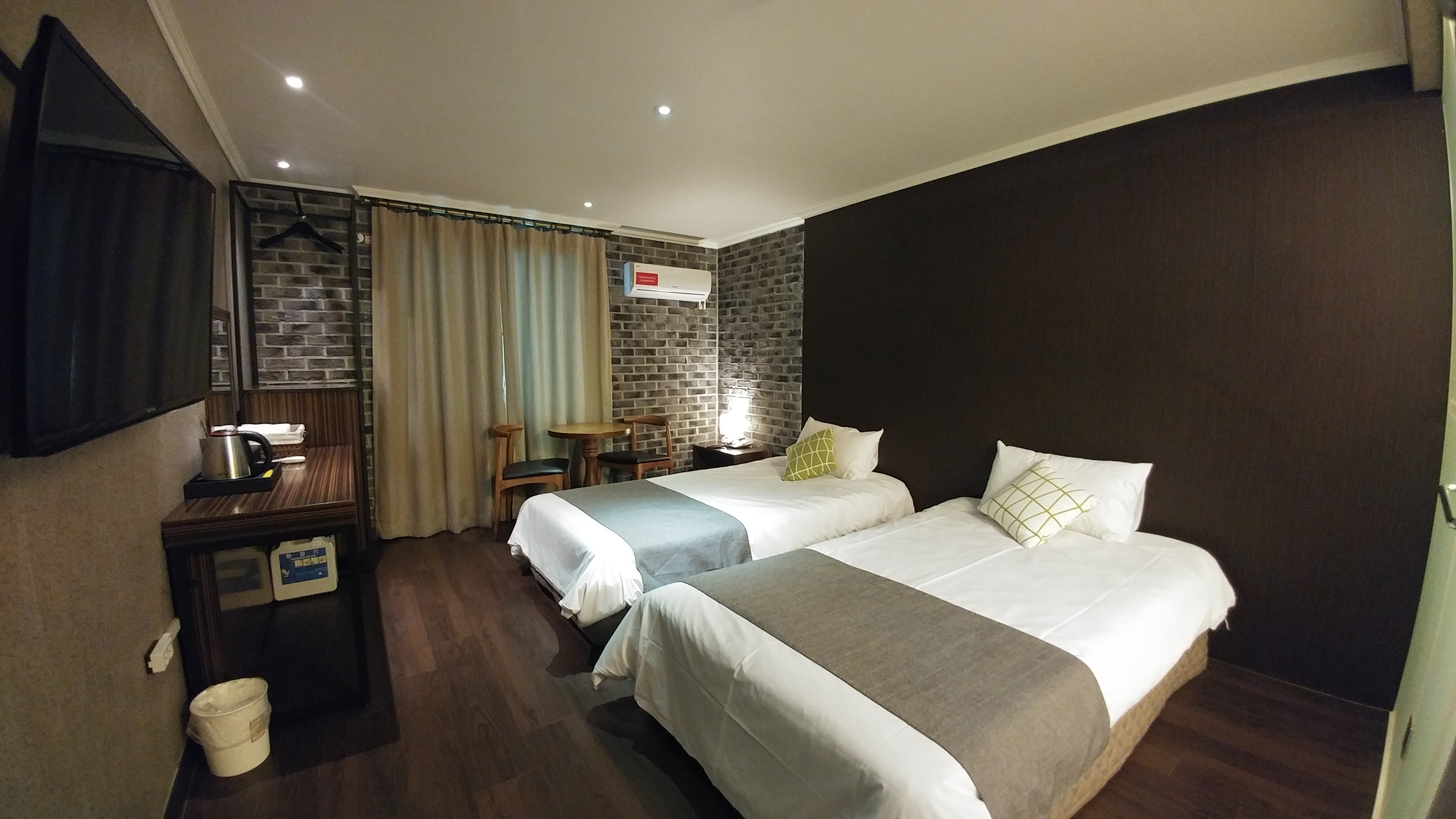 room detail thumbnail 2