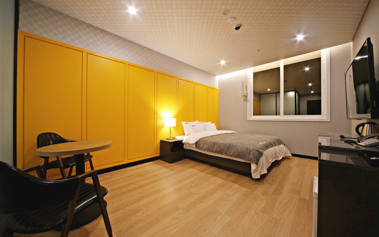 room detail thumbnail 1